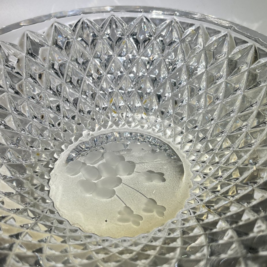 Салатник с резным геометрическим декором