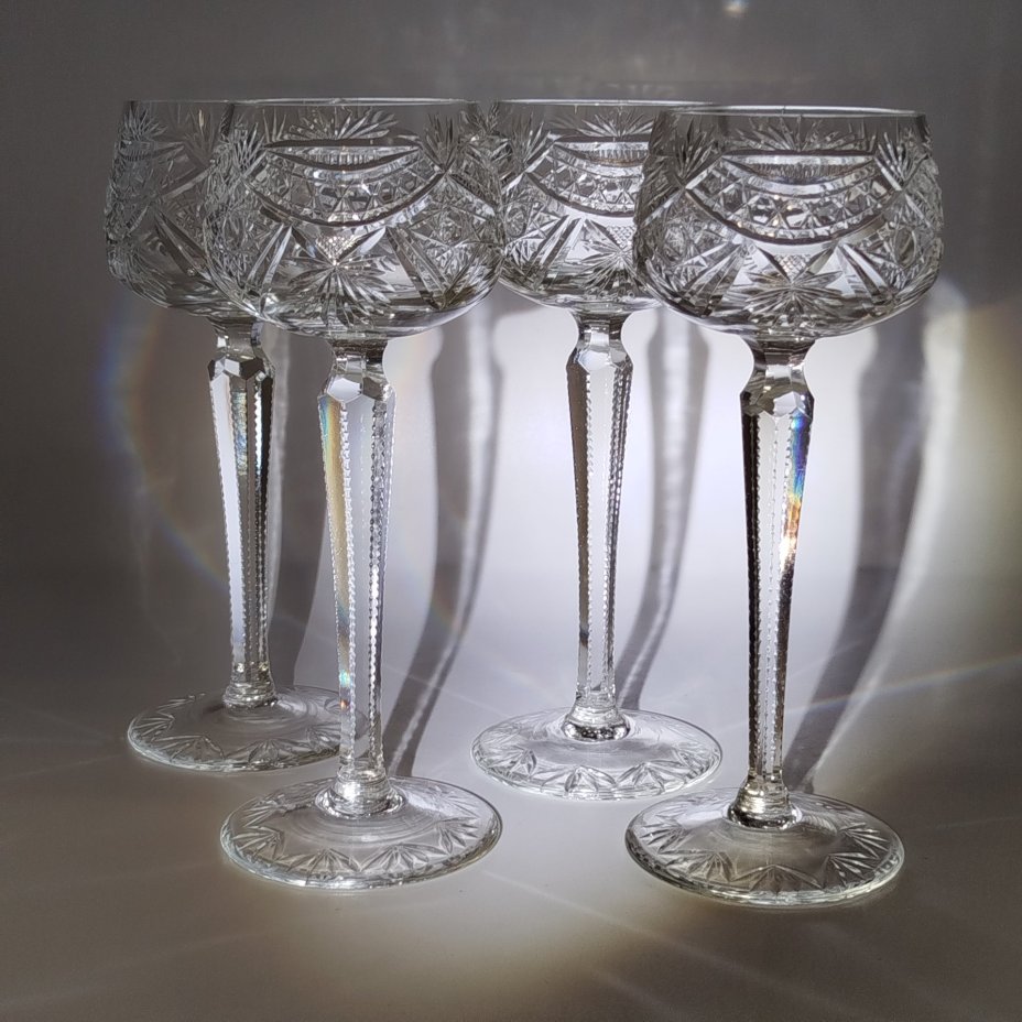 Набор из четырех бесцветных бокалов (фужеров) для вина со звездчатым декором