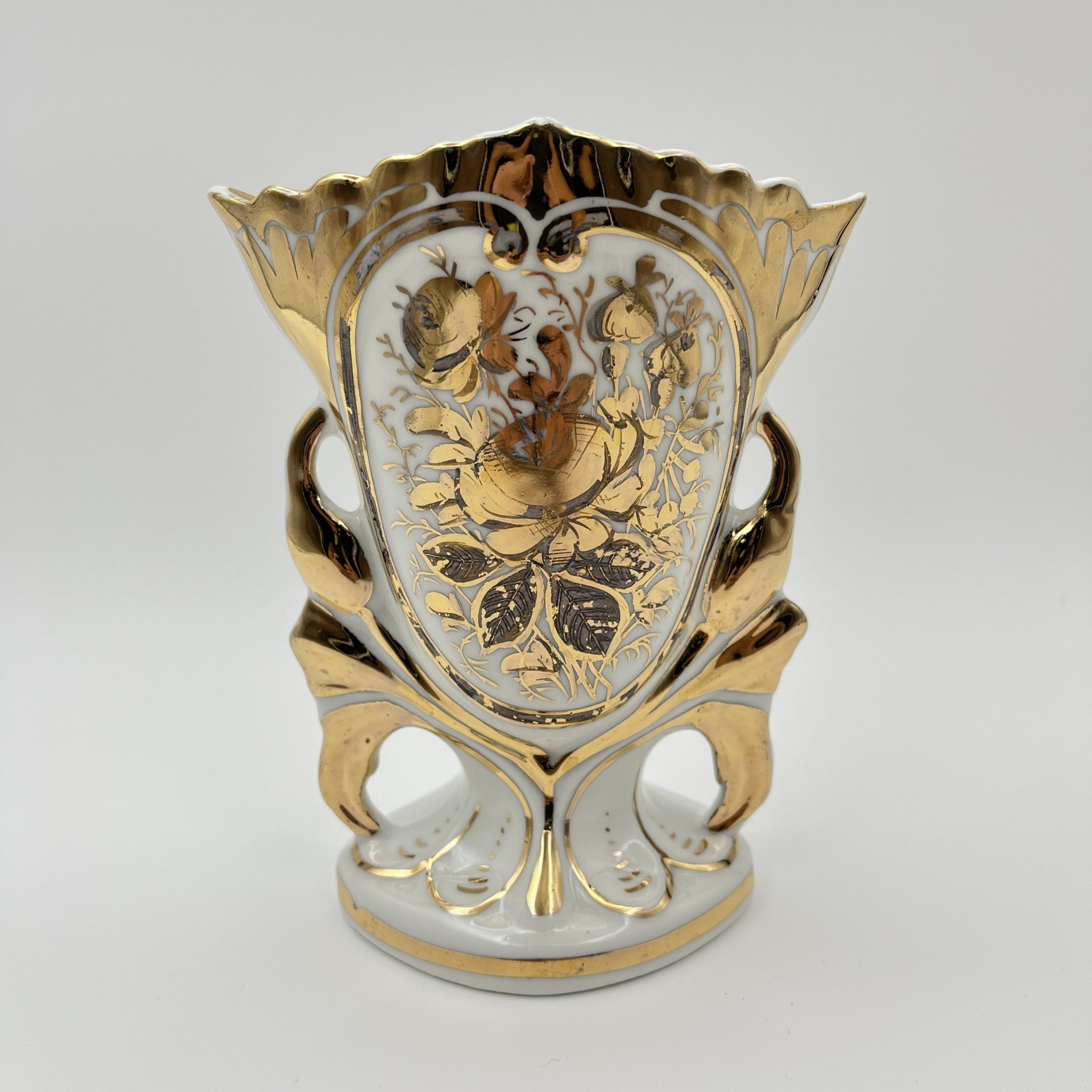 Ваза с отверстием на дне, с цветочным декором