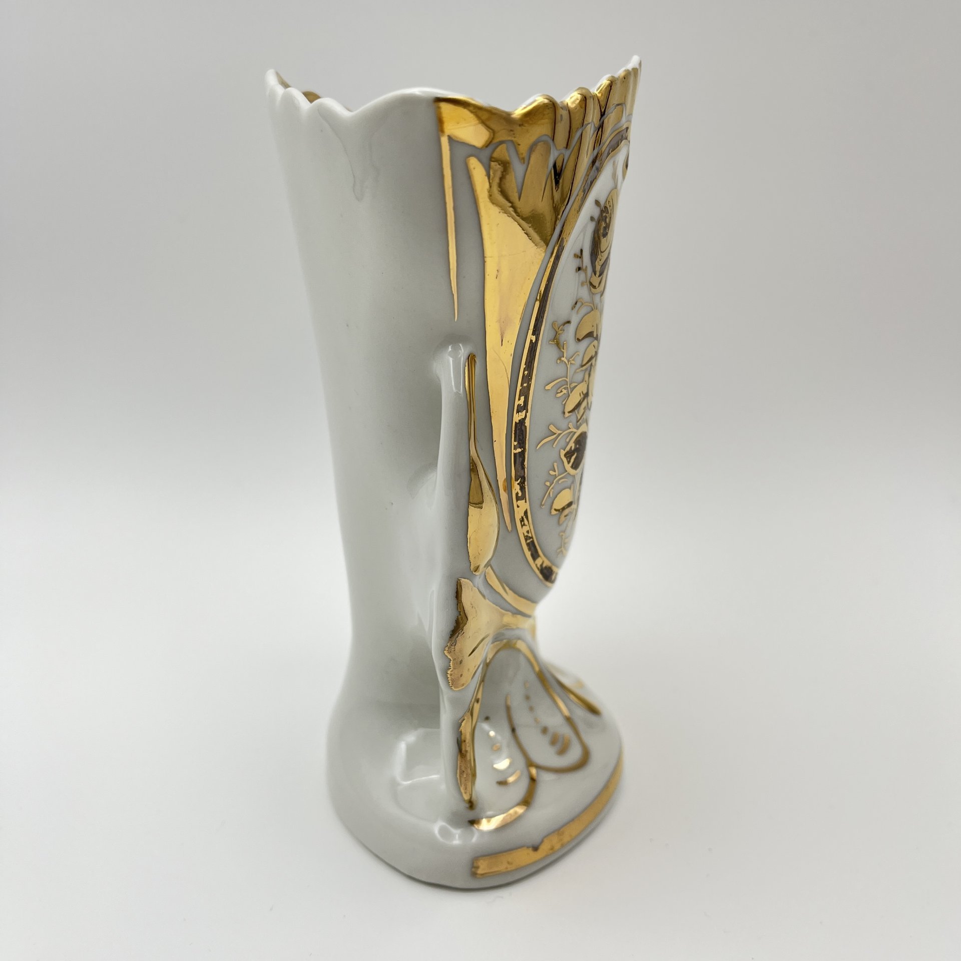 Ваза с отверстием на дне, с цветочным декором