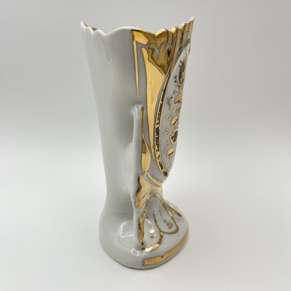 Ваза с отверстием на дне, с цветочным декором