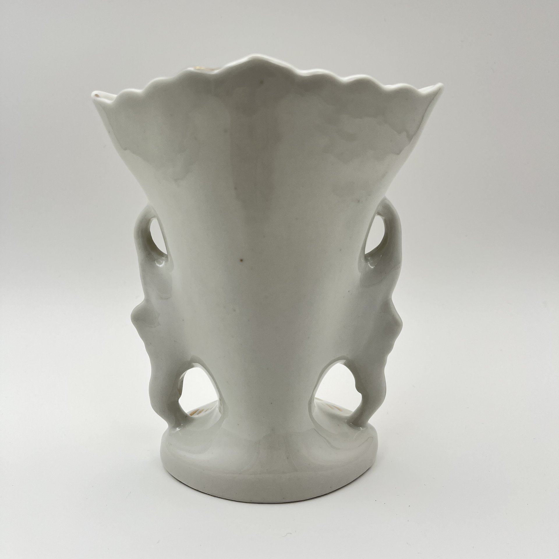 Ваза с отверстием на дне, с цветочным декором