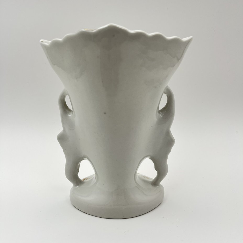 Ваза с отверстием на дне, с цветочным декором