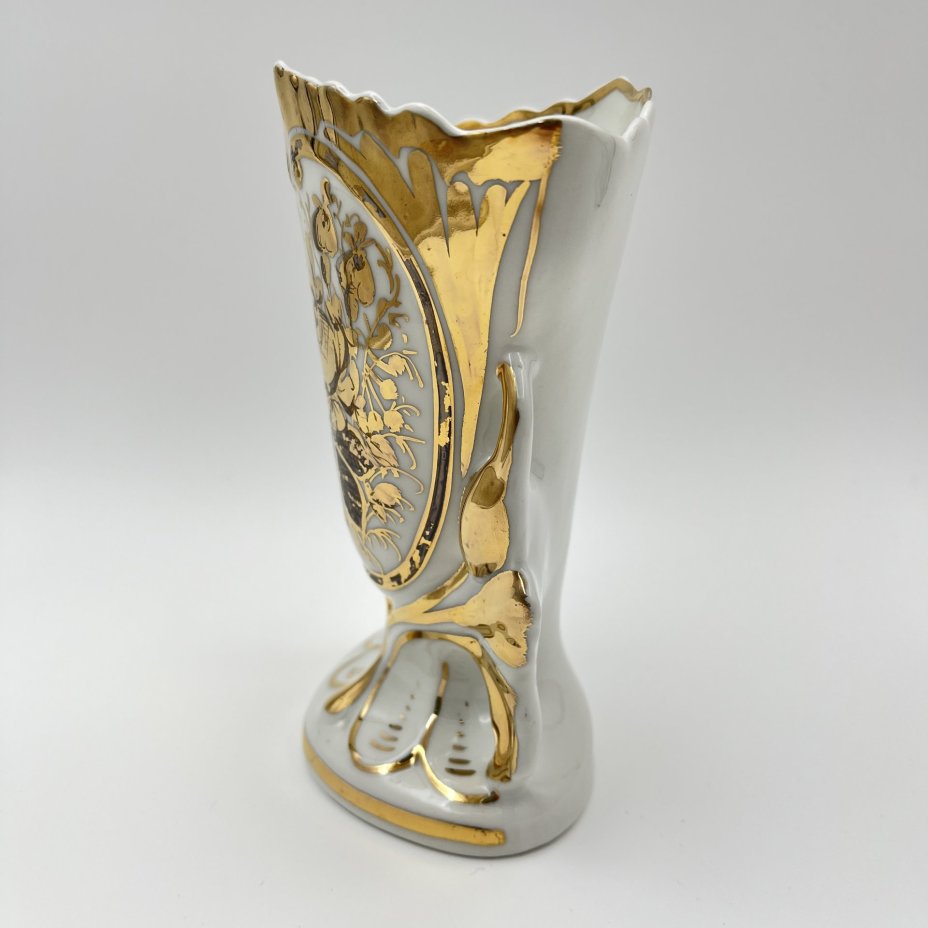 Ваза с отверстием на дне, с цветочным декором