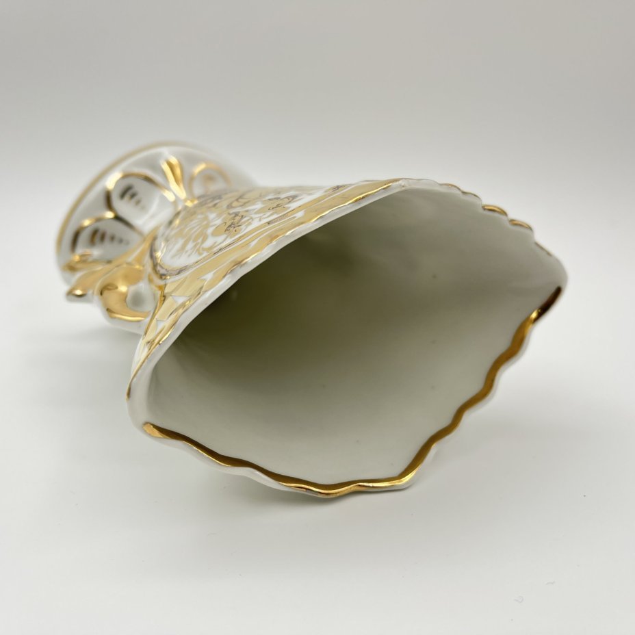 Ваза с отверстием на дне, с цветочным декором