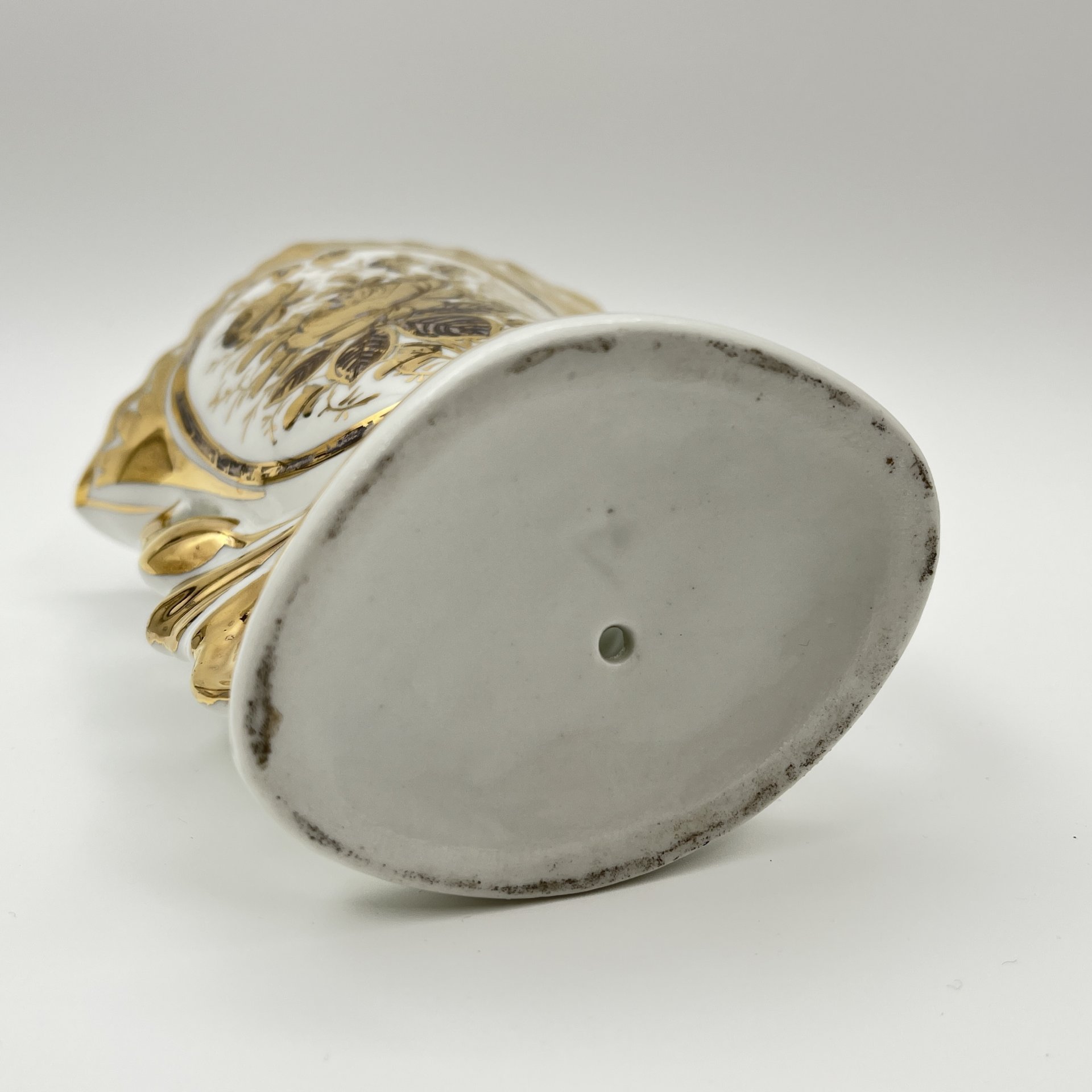 Ваза с отверстием на дне, с цветочным декором