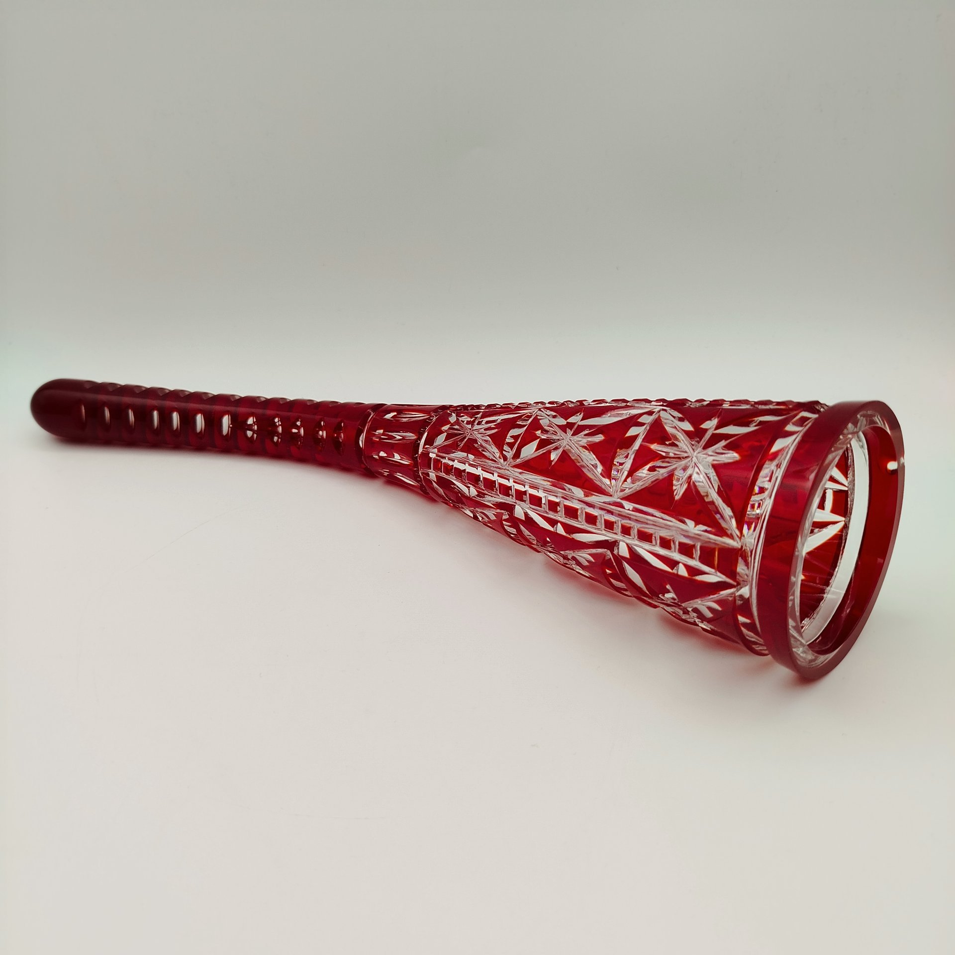Кубок для вина ("Рог изобилия") рубинового оттенка, украшенный звездчатым декором