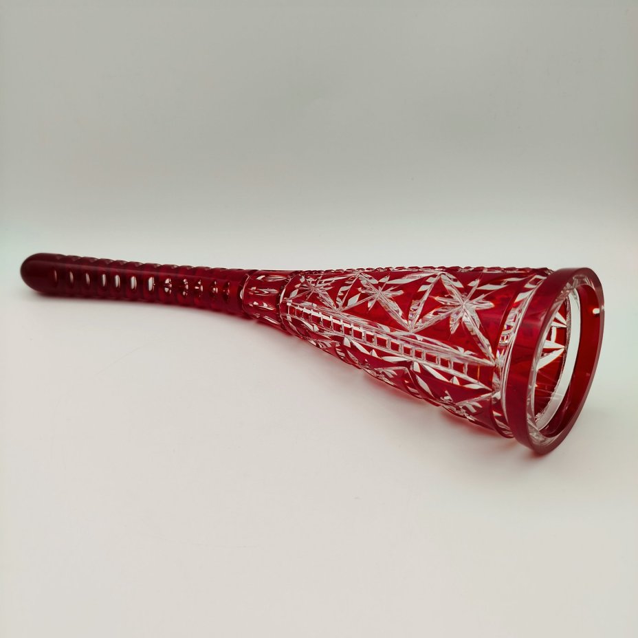 Кубок для вина ("Рог изобилия") рубинового оттенка, украшенный звездчатым декором