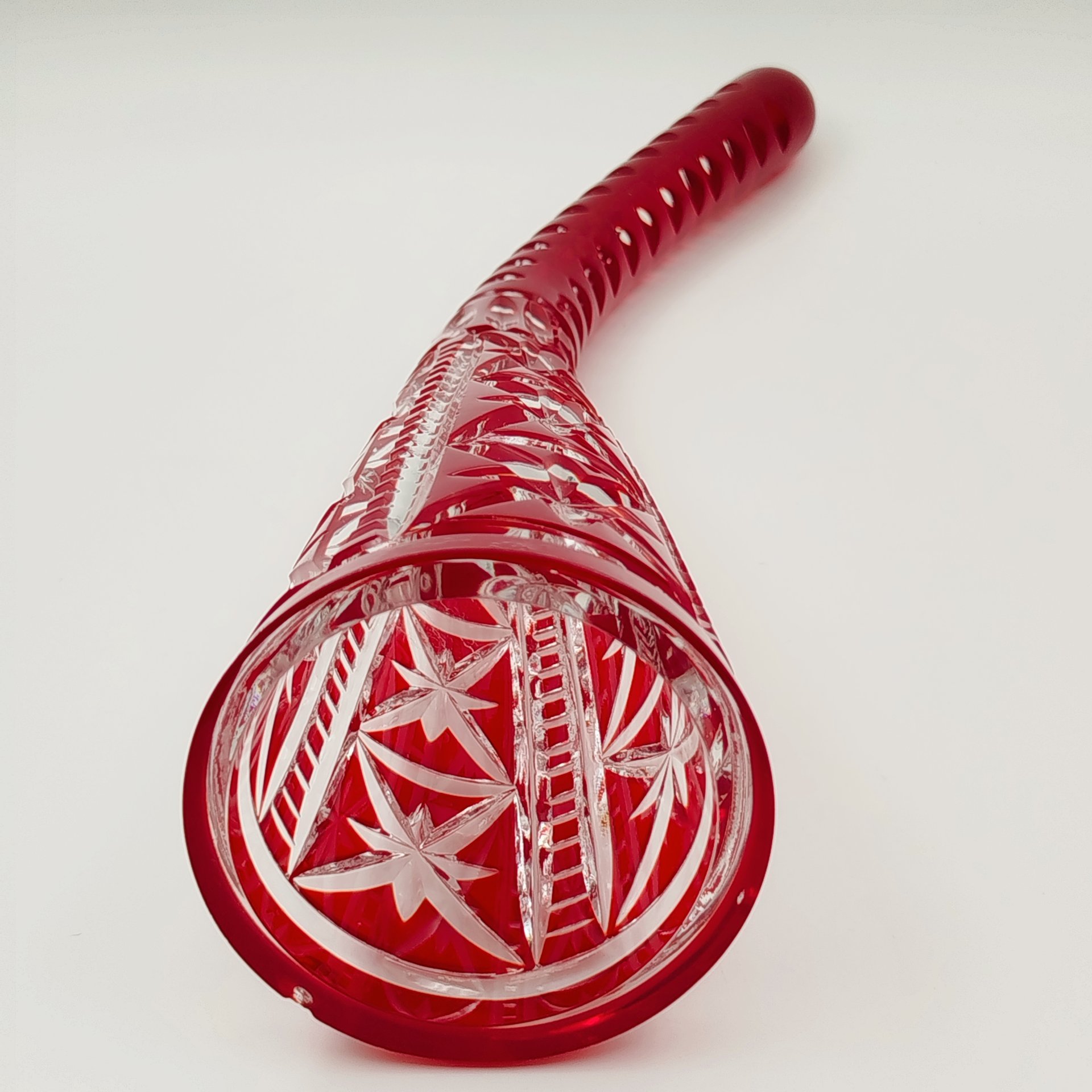 Кубок для вина ("Рог изобилия") рубинового оттенка, украшенный звездчатым декором