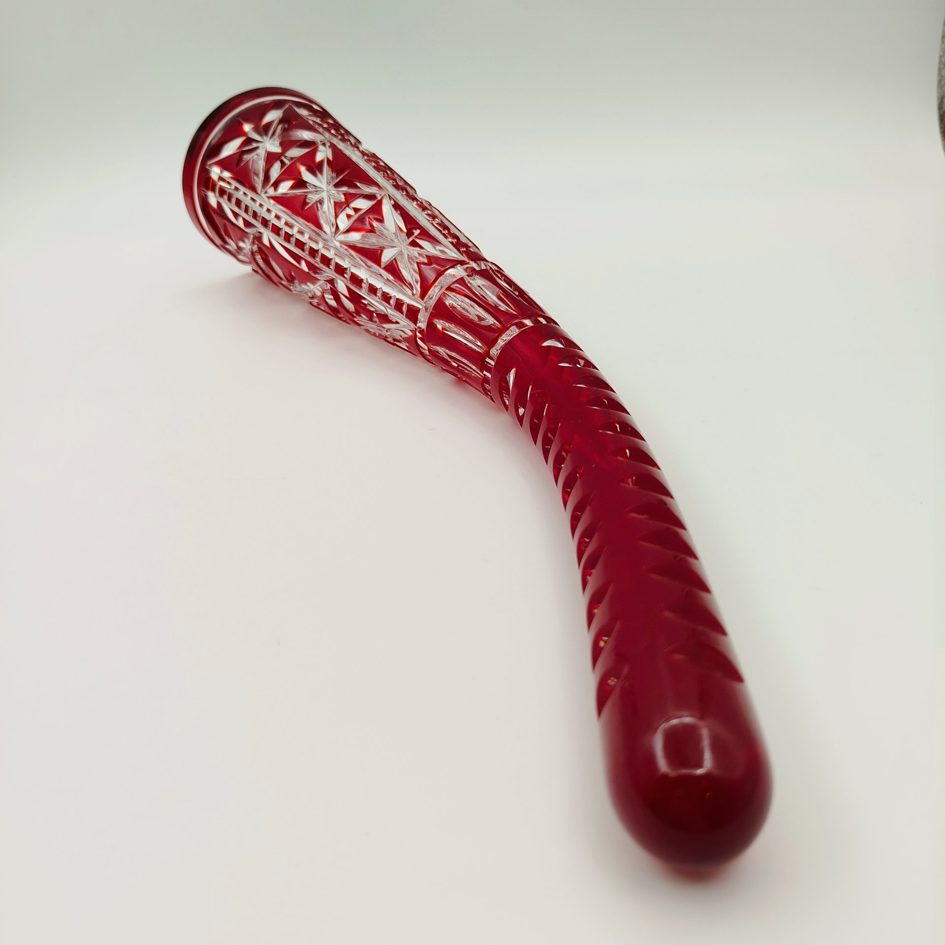 Кубок для вина ("Рог изобилия") рубинового оттенка, украшенный звездчатым декором