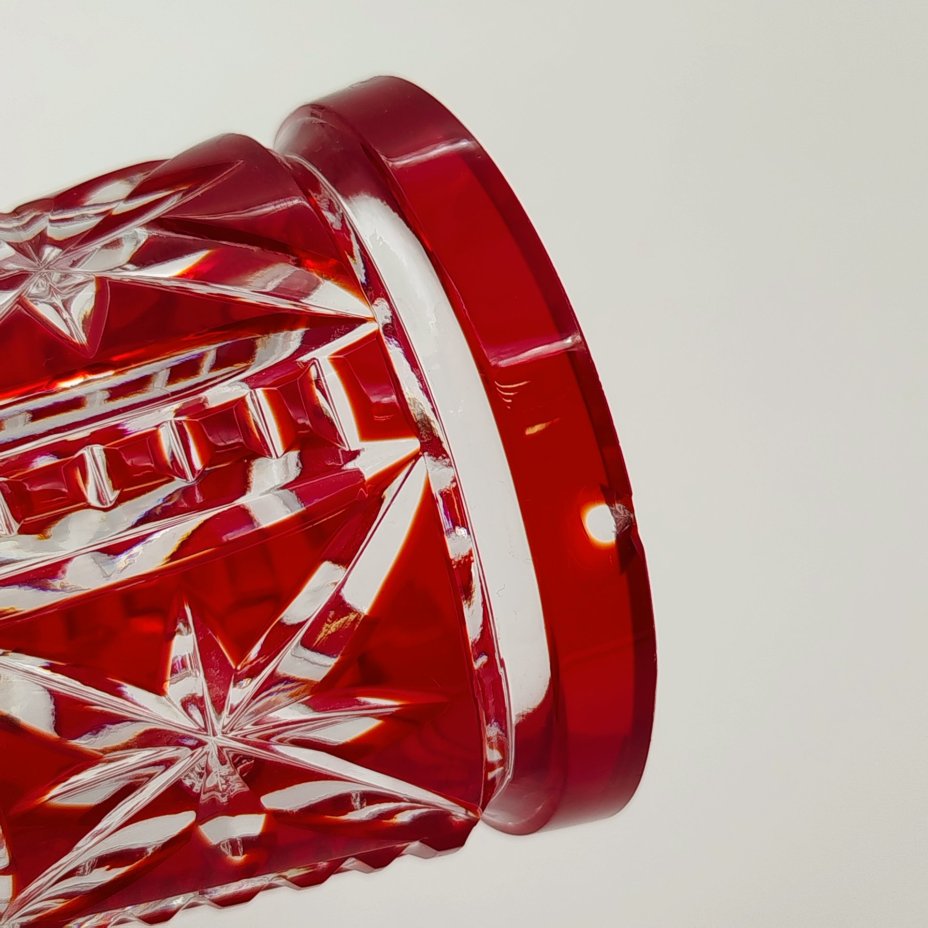 Кубок для вина ("Рог изобилия") рубинового оттенка, украшенный звездчатым декором