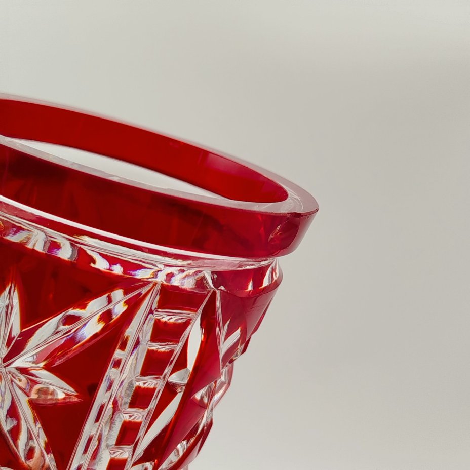 Кубок для вина ("Рог изобилия") рубинового оттенка, украшенный звездчатым декором