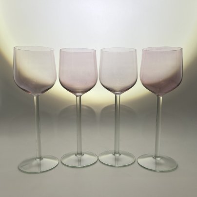 Набор винных бокалов розового оттенка на 4 персоны, цветное стекло, люстр, Калининский стекольный завод «Тверис», СССР, 1970-1990 гг.