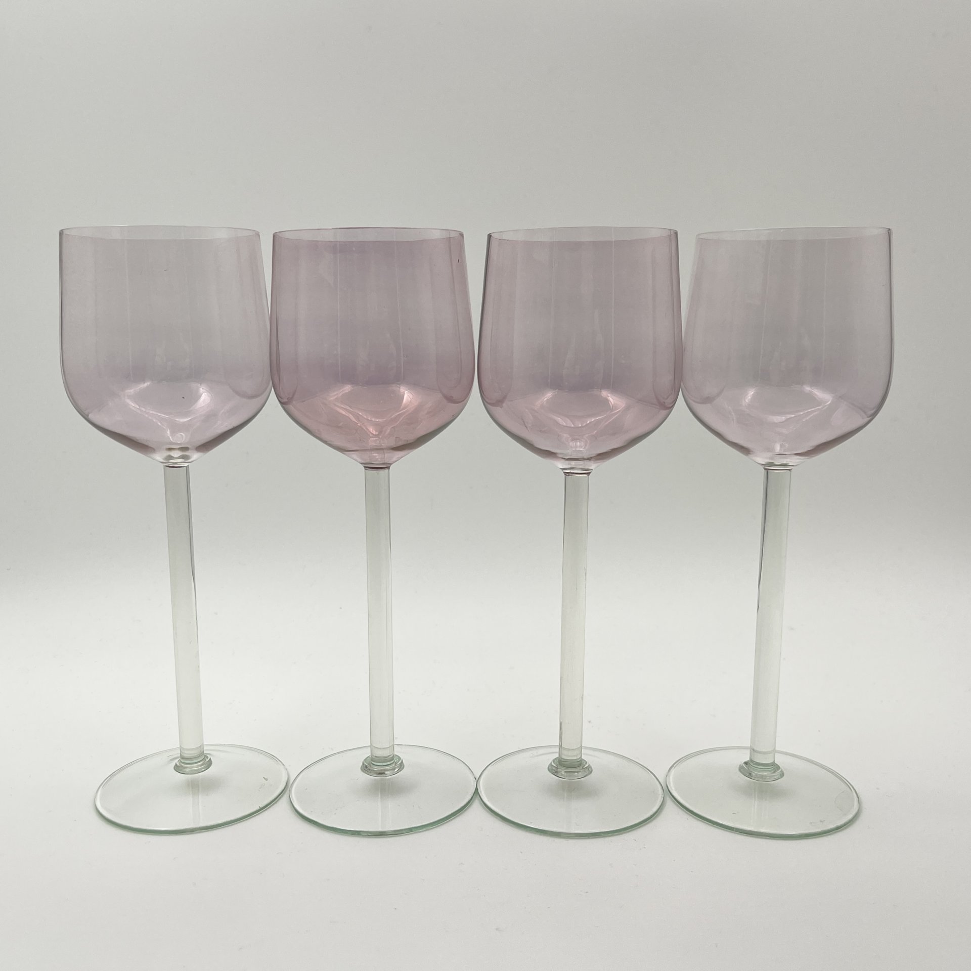 Набор винных бокалов розового оттенка на 4 персоны, цветное стекло, люстр, Калининский стекольный завод «Тверис», СССР, 1970-1990 гг.