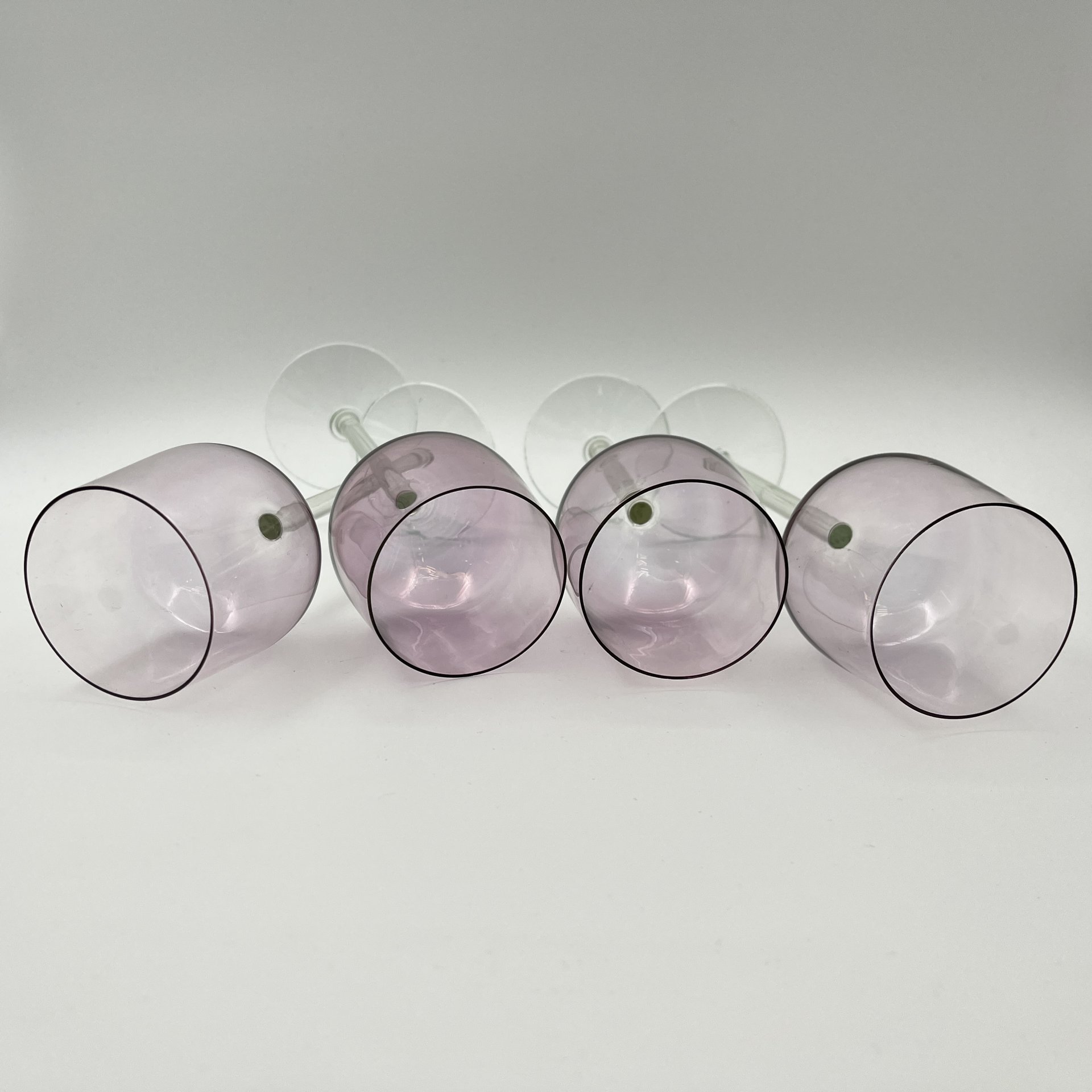 Набор винных бокалов розового оттенка на 4 персоны, цветное стекло, люстр, Калининский стекольный завод «Тверис», СССР, 1970-1990 гг.