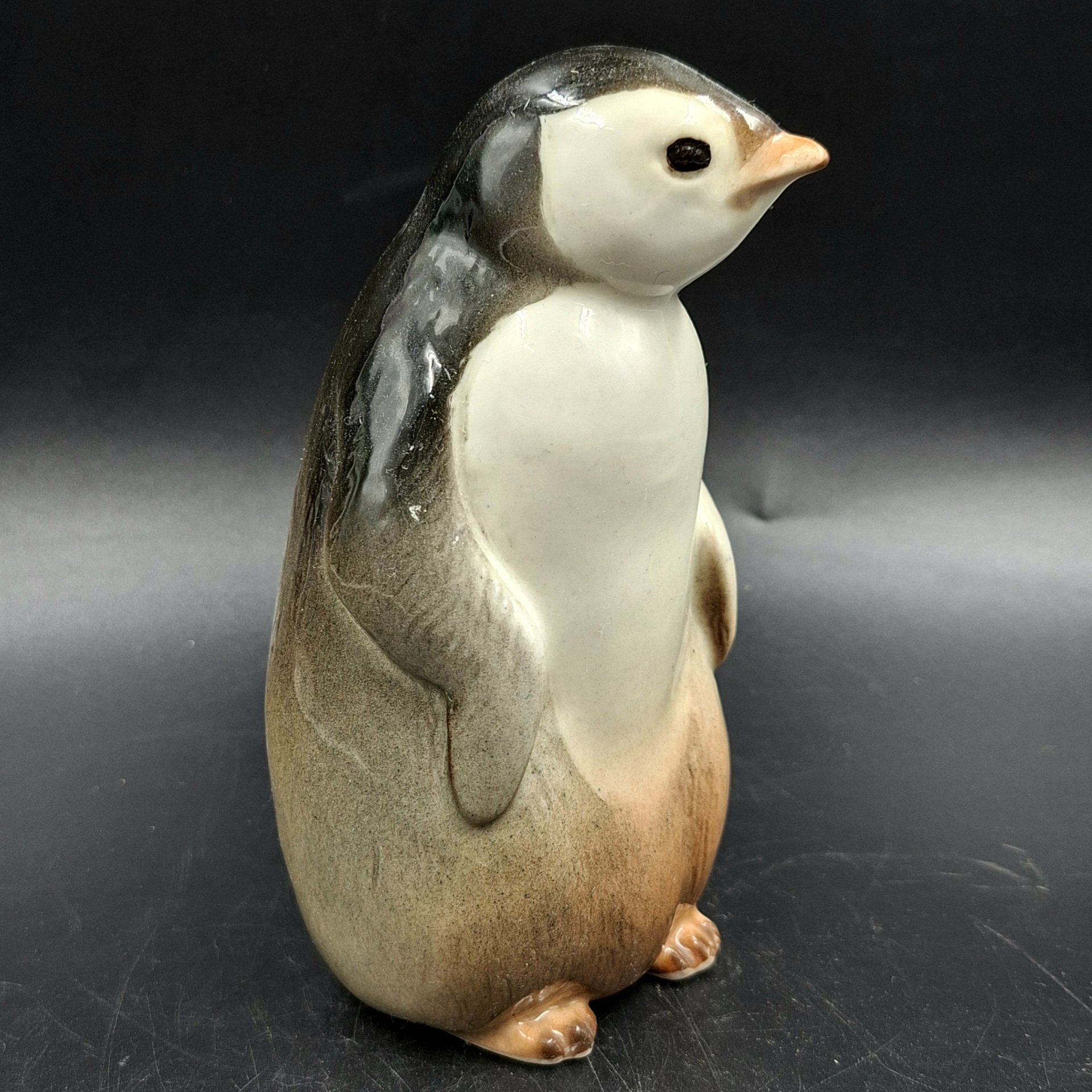Статуэтка "Пингвин", скульптор П.П. Веселов, фарфор, роспись, аэрография, Ленинградский фарфоровый завод (ЛФЗ), СССР, 1970-1992 гг.