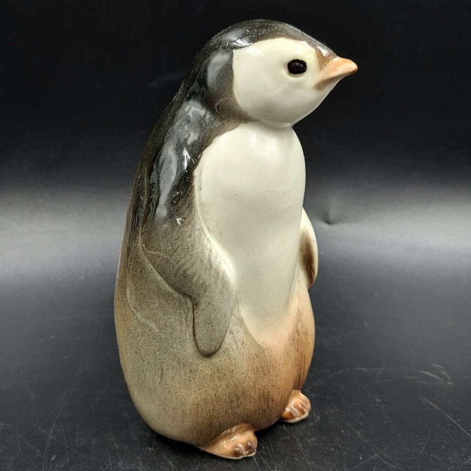 Статуэтка "Пингвин", скульптор П.П. Веселов, фарфор, роспись, аэрография, Ленинградский фарфоровый завод (ЛФЗ), СССР, 1970-1992 гг.