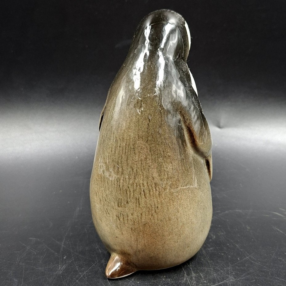 Статуэтка "Пингвин", скульптор П.П. Веселов, фарфор, роспись, аэрография, Ленинградский фарфоровый завод (ЛФЗ), СССР, 1970-1992 гг.