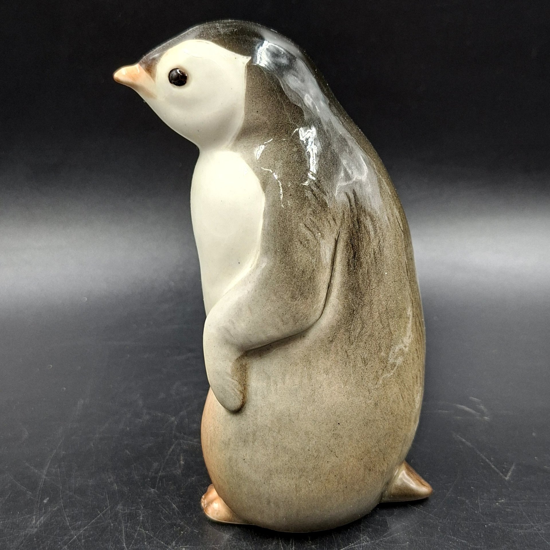Статуэтка "Пингвин", скульптор П.П. Веселов, фарфор, роспись, аэрография, Ленинградский фарфоровый завод (ЛФЗ), СССР, 1970-1992 гг.