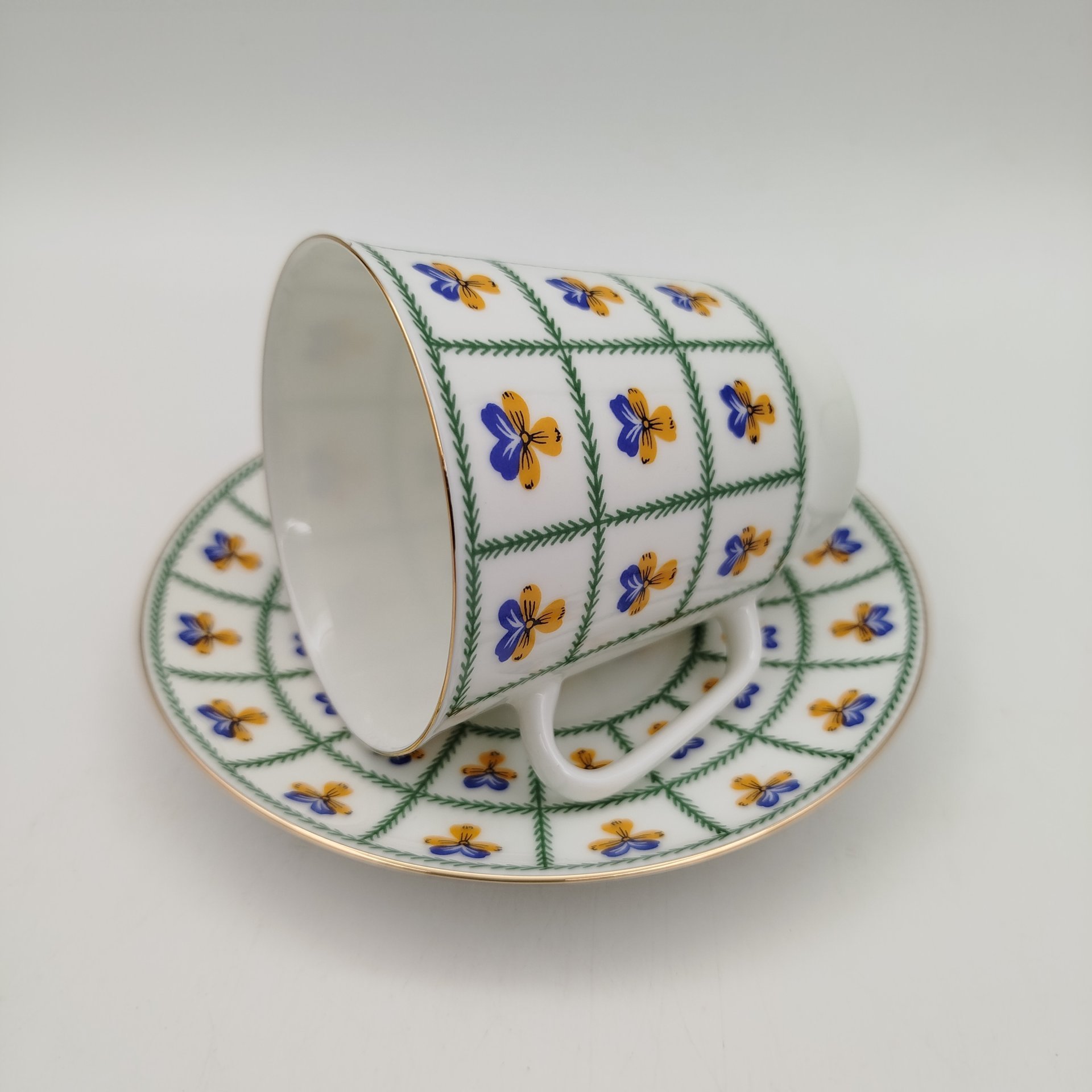 Кофейная пара с цветочным декором (анютины глазки), фарфор, деколь, Ленинградский фарфоровый завод (ЛФЗ), Российская Федерация, 1991-2010 гг., Ленинградский фарфоровый завод (ЛФЗ)