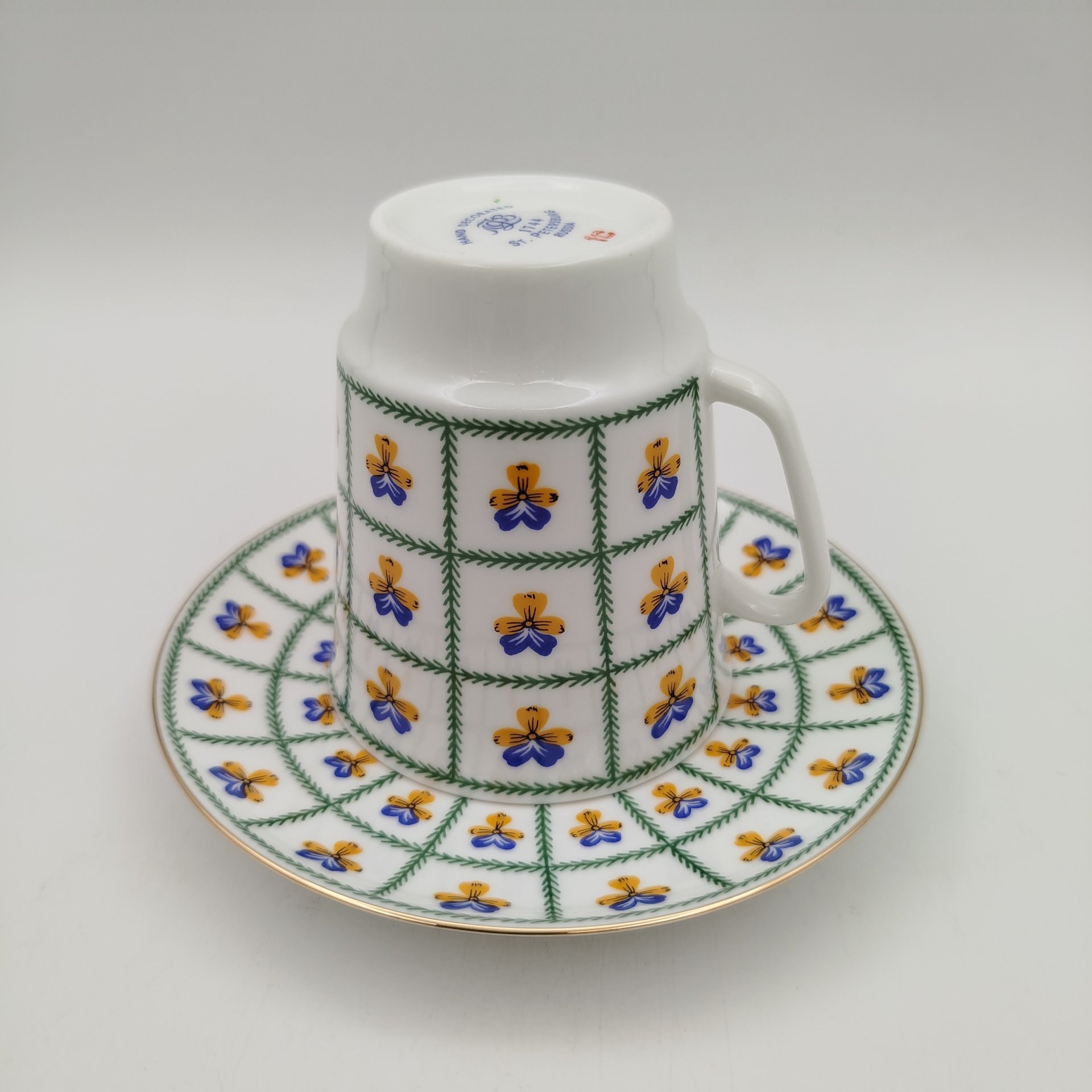 Кофейная пара с цветочным декором (анютины глазки), фарфор, деколь, Ленинградский фарфоровый завод (ЛФЗ), Российская Федерация, 1991-2010 гг., Ленинградский фарфоровый завод (ЛФЗ)