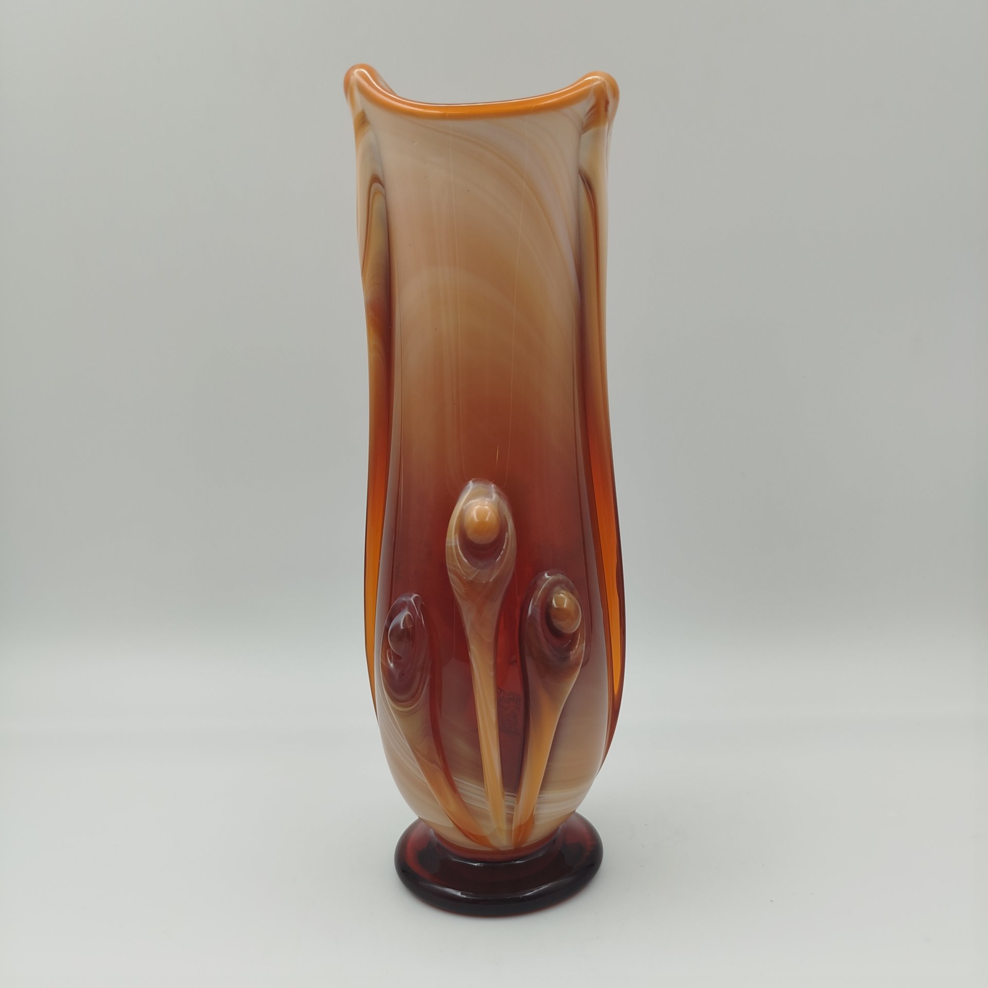 Ваза для цветов изящной формы, стекло, сульфидно-цинковое, гутная техника, налепы, Стекольный завод «Красный май», СССР, 1960-1970 гг.