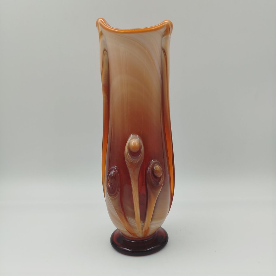 Ваза для цветов изящной формы, стекло, сульфидно-цинковое, гутная техника, налепы, Стекольный завод «Красный май», СССР, 1960-1970 гг.