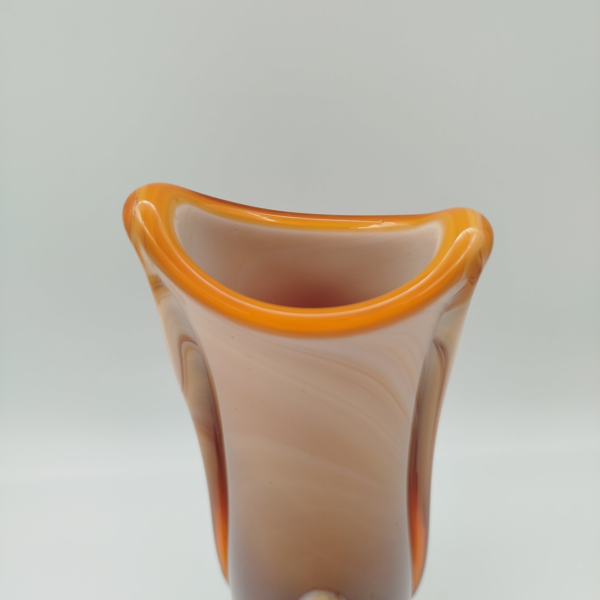 Ваза для цветов изящной формы, стекло, сульфидно-цинковое, гутная техника, налепы, Стекольный завод «Красный май», СССР, 1960-1970 гг.