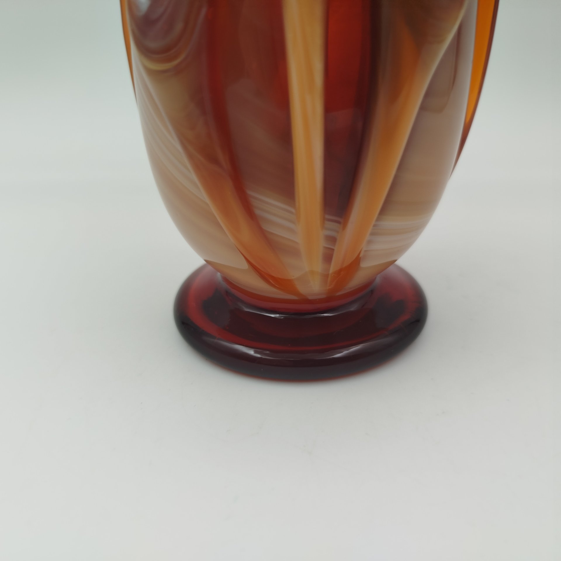 Ваза для цветов изящной формы, стекло, сульфидно-цинковое, гутная техника, налепы, Стекольный завод «Красный май», СССР, 1960-1970 гг.