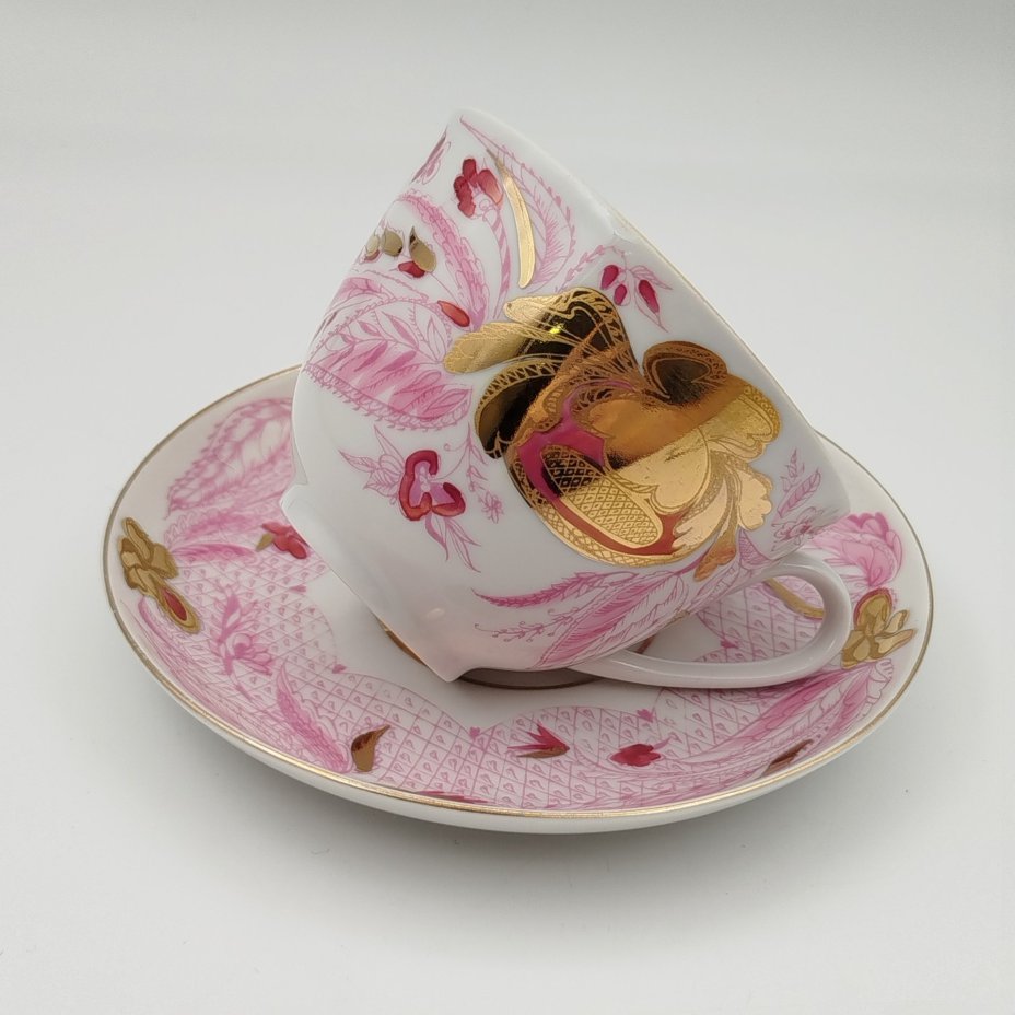 Пара чайная, украшенная декором в виде тюльпанов, фарфор, деколь, золочение, СССР, 1970-1989 гг.