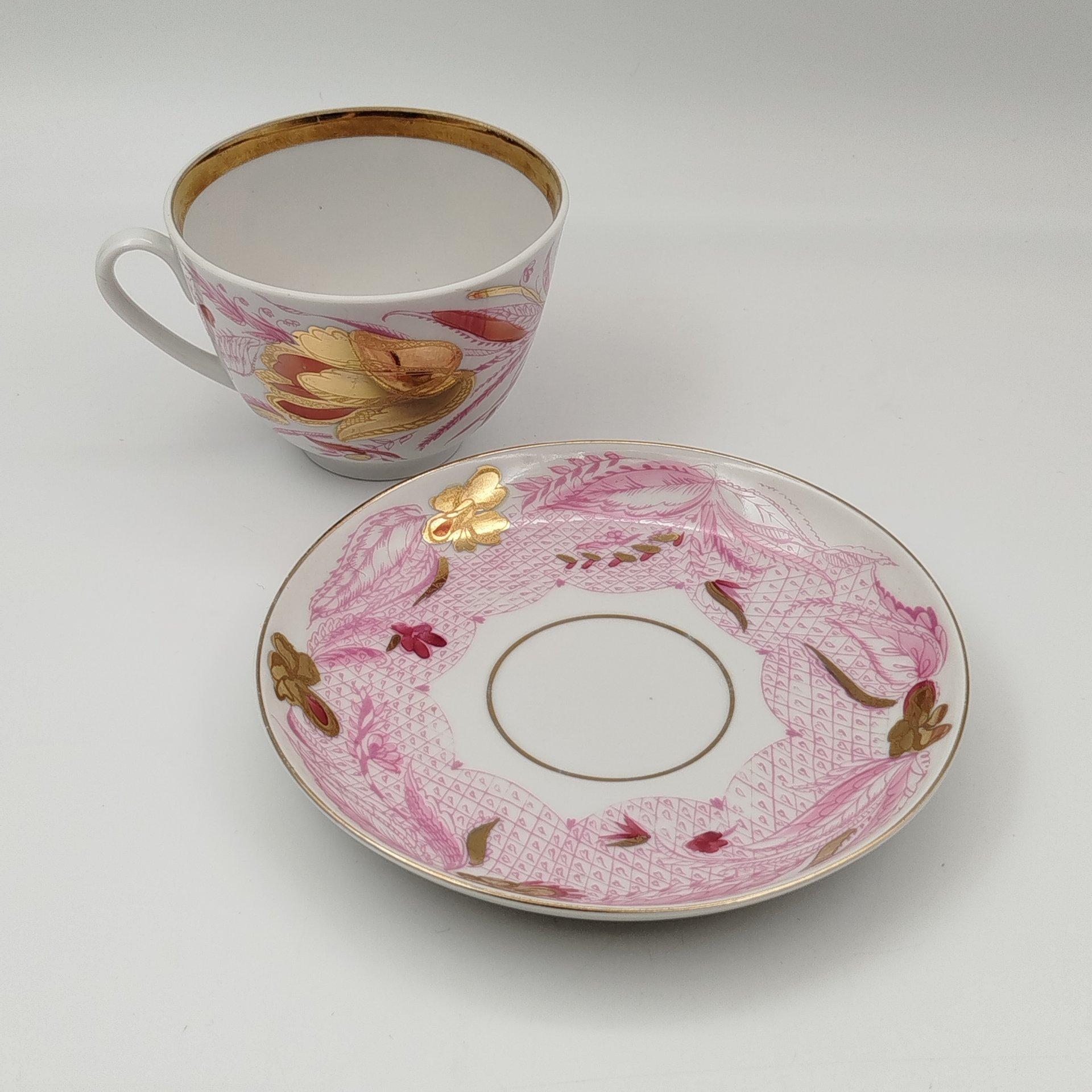 Пара чайная, украшенная декором в виде тюльпанов, фарфор, деколь, золочение, СССР, 1970-1989 гг.