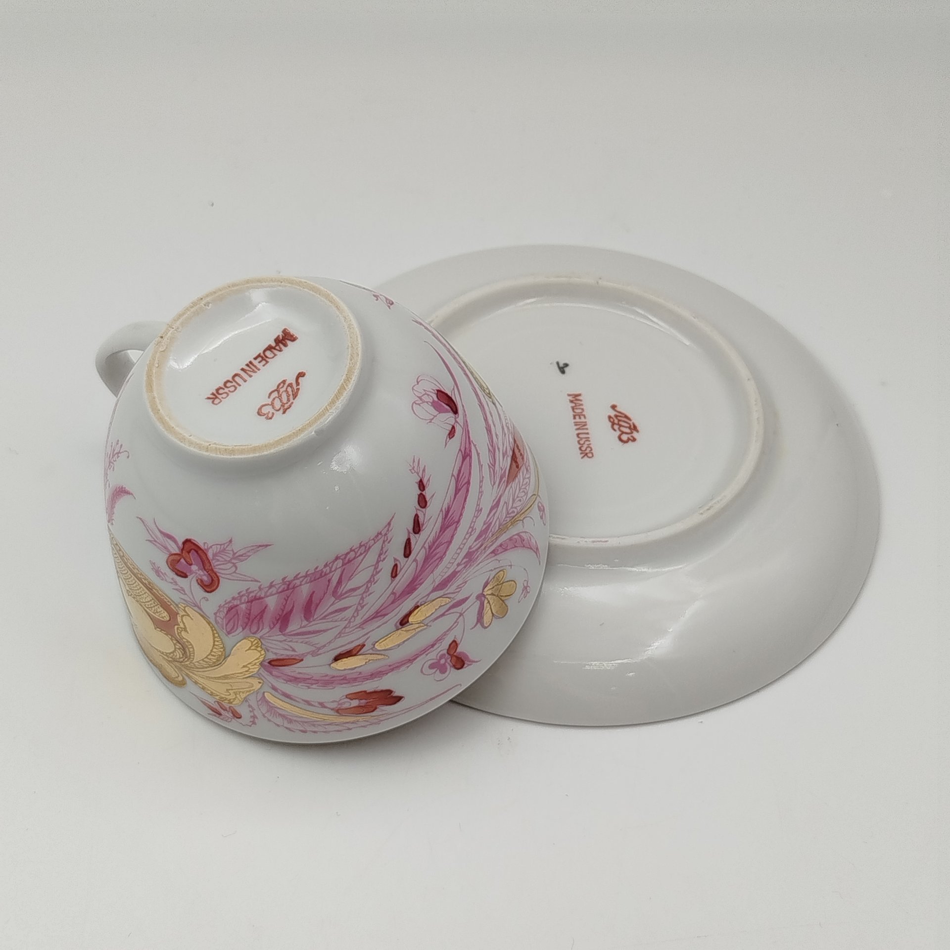 Пара чайная, украшенная декором в виде тюльпанов, фарфор, деколь, золочение, СССР, 1970-1989 гг.