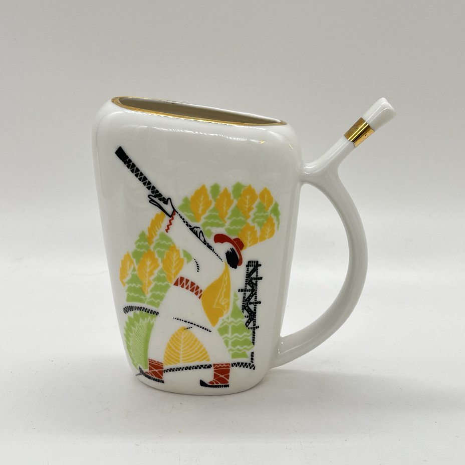 Поильник со стилизованным изображением охотника "Память про Трускавец", фарфор, деколь, золочение, Бориславский фарфоровый завод, СССР, 1974-1984 гг.