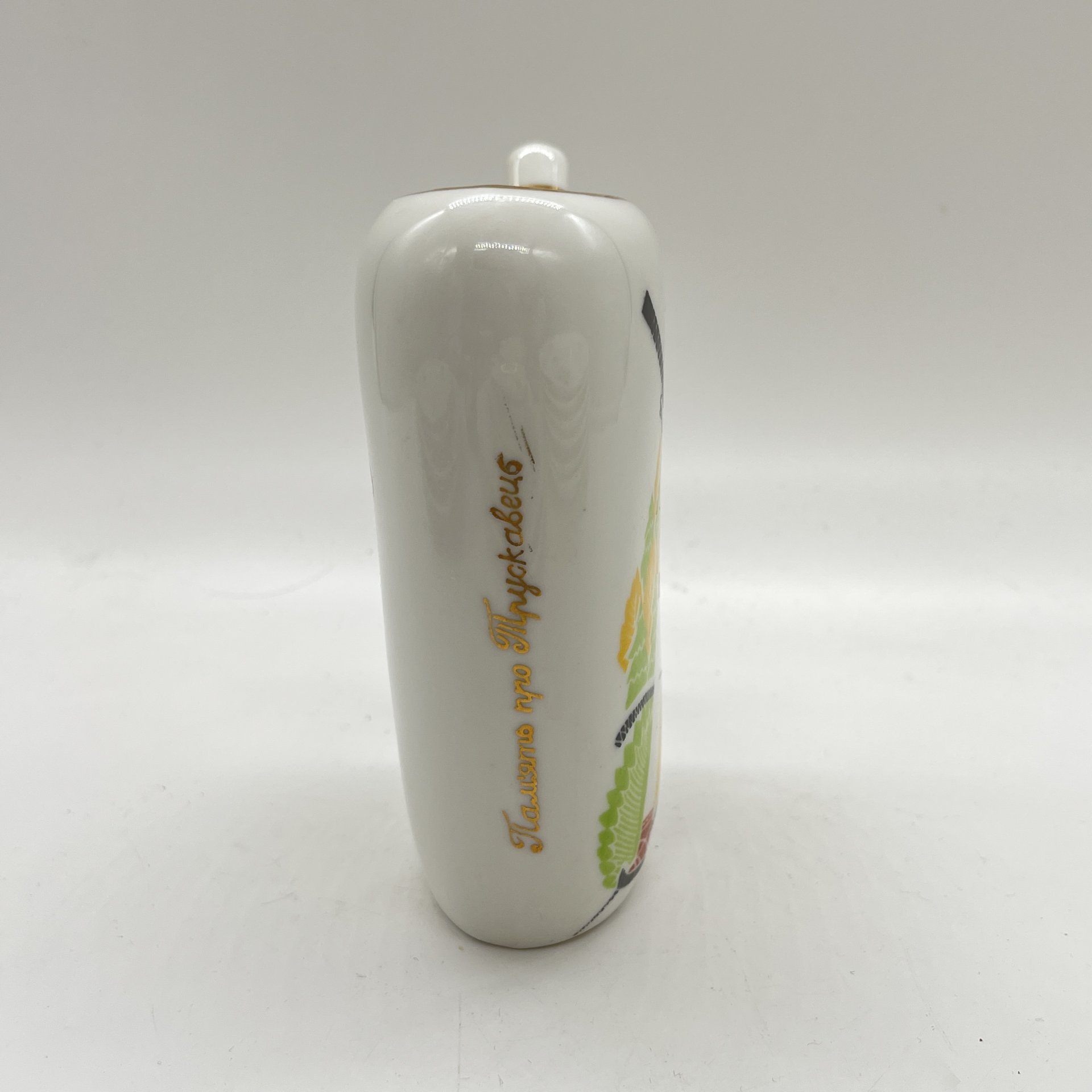 Поильник со стилизованным изображением охотника "Память про Трускавец", фарфор, деколь, золочение, Бориславский фарфоровый завод, СССР, 1974-1984 гг.