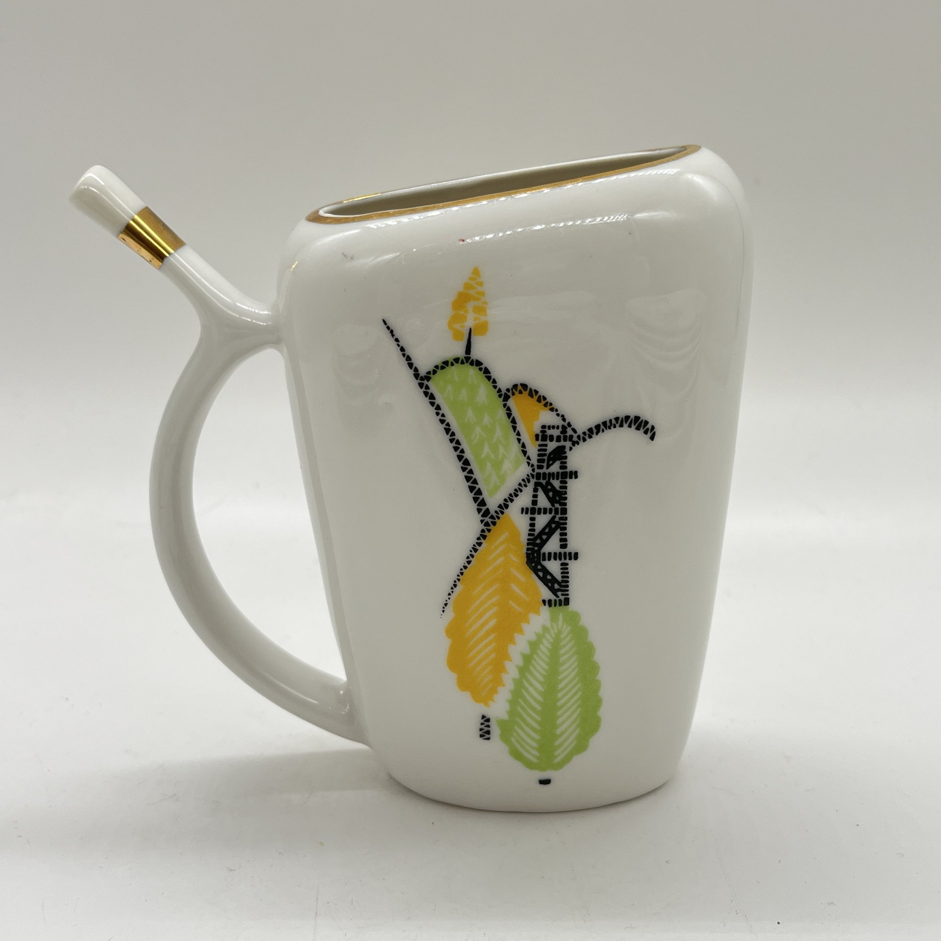 Поильник со стилизованным изображением охотника "Память про Трускавец", фарфор, деколь, золочение, Бориславский фарфоровый завод, СССР, 1974-1984 гг.