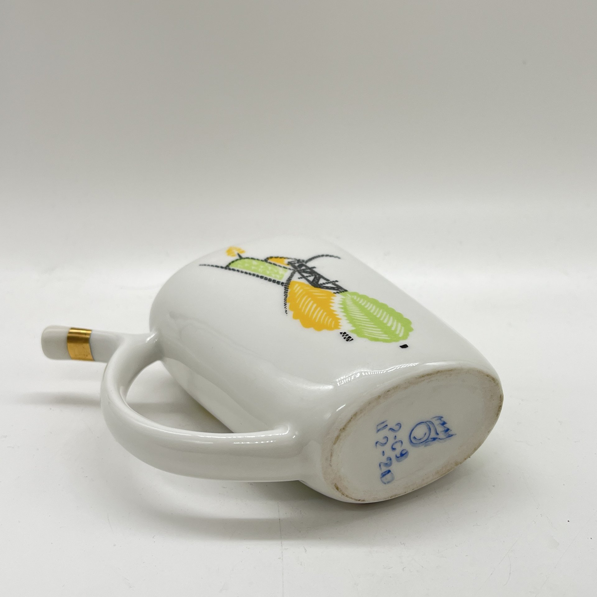 Поильник со стилизованным изображением охотника "Память про Трускавец", фарфор, деколь, золочение, Бориславский фарфоровый завод, СССР, 1974-1984 гг.