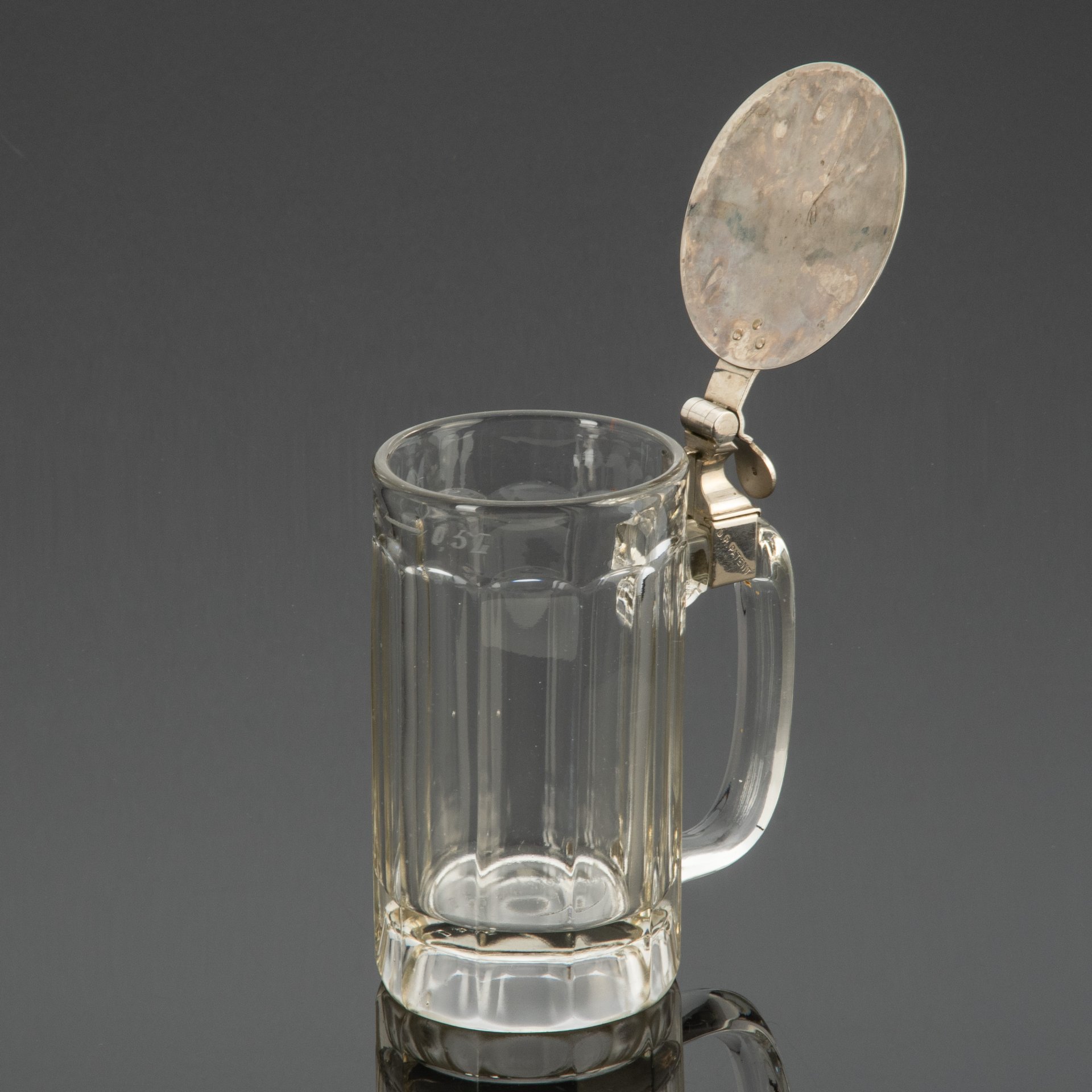 Винтажная пивная кружка с крышкой DRP (Deutsches Reichs Patent.)339964, лаконичной формы