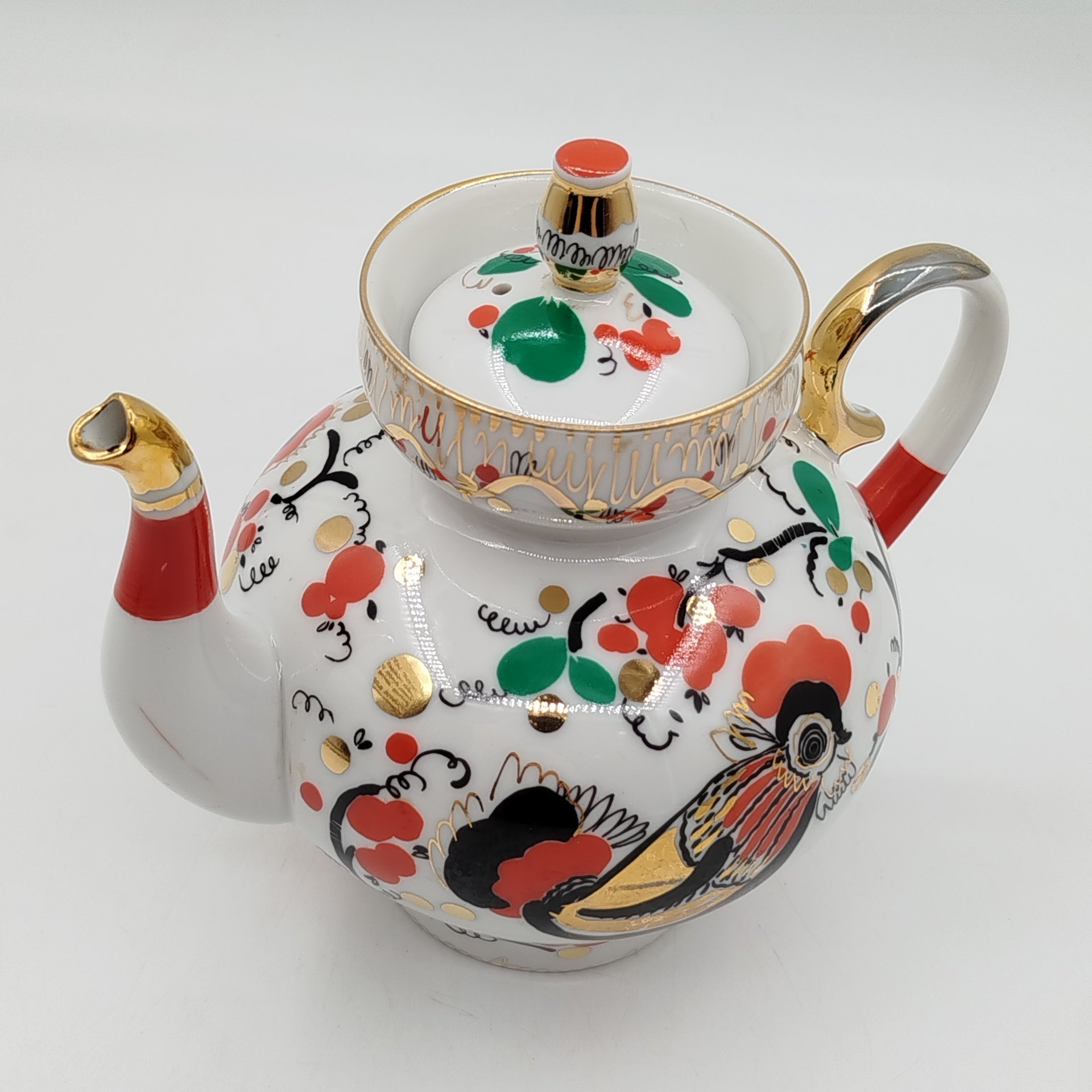 Чайник доливной "Красный конь" ("Златогривый конь"), с дефектом, автор формы "Новгородская" Криммер Э.М., автор рисунка Воробьевский А.В., Ленинградский фарфоровый завод (ЛФЗ)