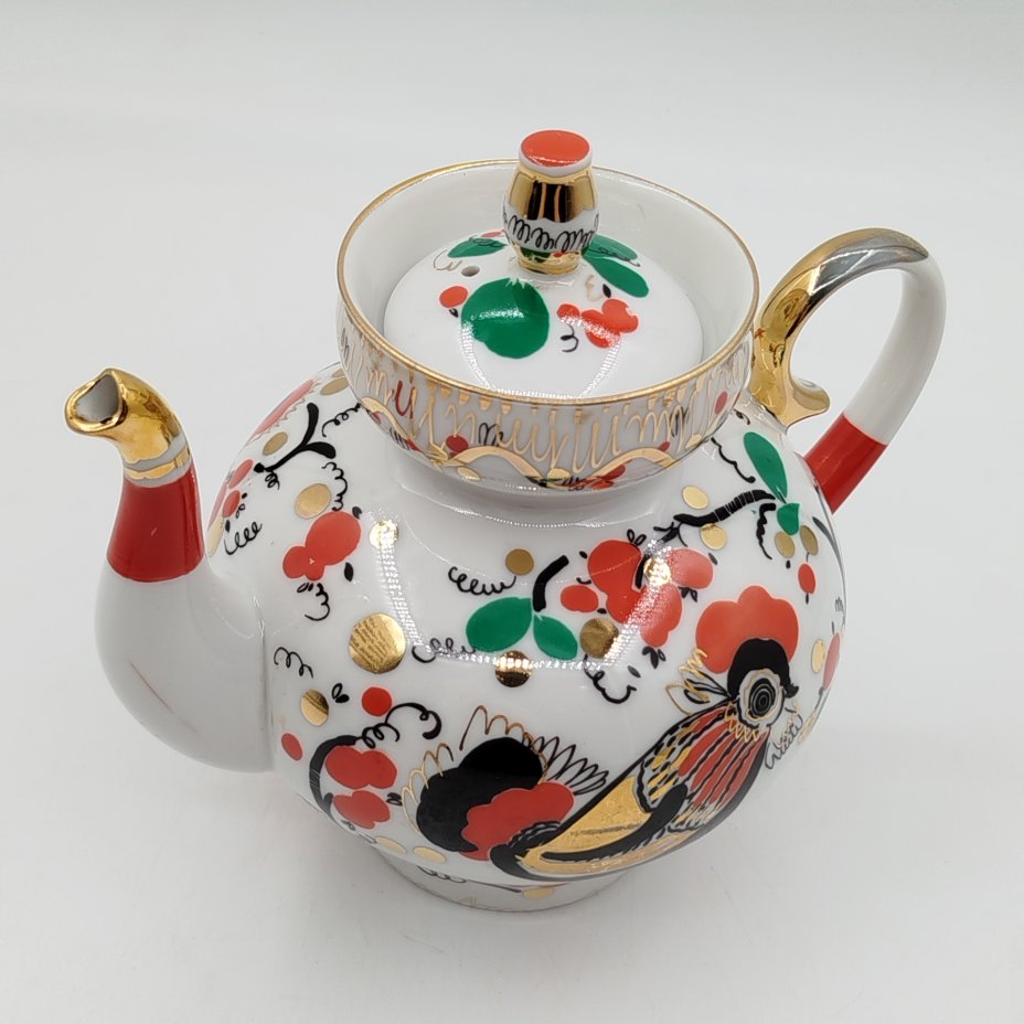 Чайник доливной "Красный конь" ("Златогривый конь"), с дефектом, автор формы "Новгородская" Криммер Э.М., автор рисунка Воробьевский А.В., Ленинградский фарфоровый завод (ЛФЗ)