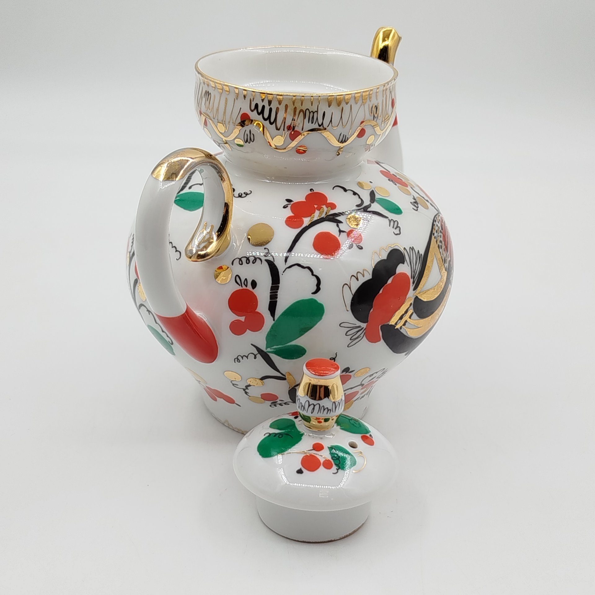 Чайник доливной "Красный конь" ("Златогривый конь"), с дефектом, автор формы "Новгородская" Криммер Э.М., автор рисунка Воробьевский А.В., Ленинградский фарфоровый завод (ЛФЗ)