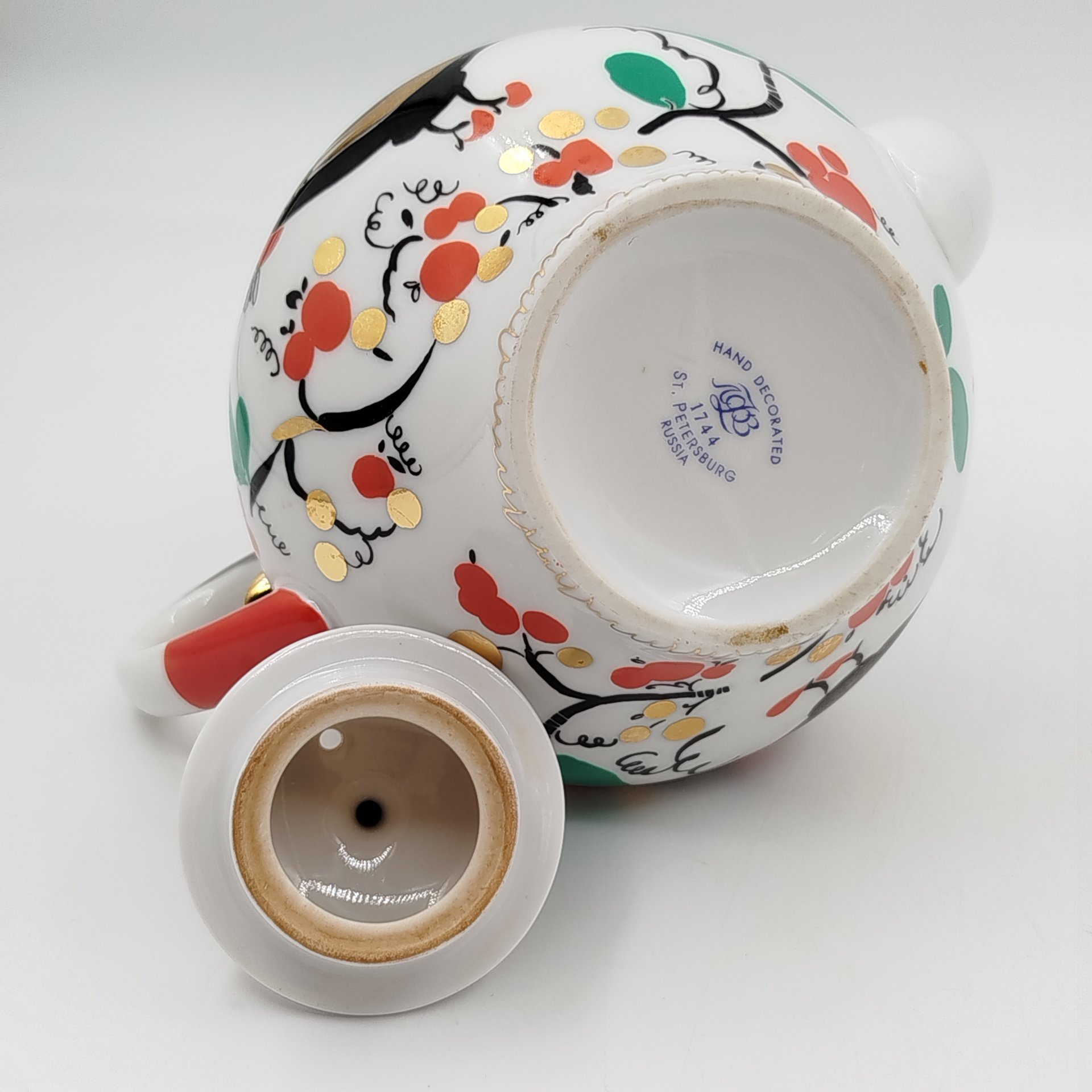 Чайник доливной "Красный конь" ("Златогривый конь"), с дефектом, автор формы "Новгородская" Криммер Э.М., автор рисунка Воробьевский А.В., Ленинградский фарфоровый завод (ЛФЗ)