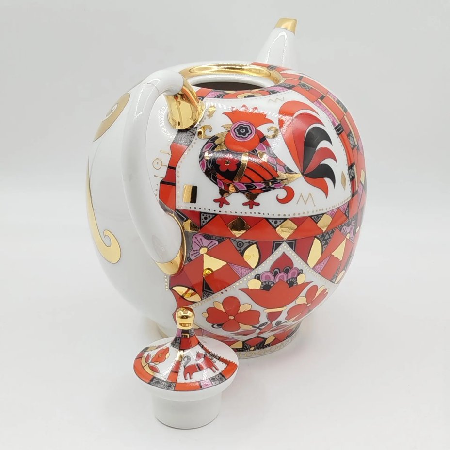 Чайник доливной "Красный конь" ("Златогривый конь"), с дефектом, автор формы "Новгородская" Криммер Э.М., автор рисунка Воробьевский А.В., Ленинградский фарфоровый завод (ЛФЗ)