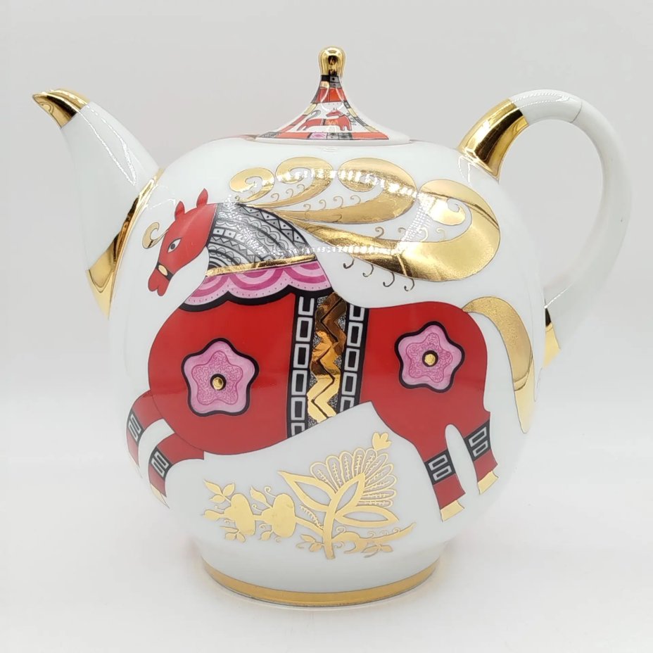 Чайник доливной "Красный конь" ("Златогривый конь"), с дефектом, автор формы "Новгородская" Криммер Э.М., автор рисунка Воробьевский А.В., Ленинградский фарфоровый завод (ЛФЗ)