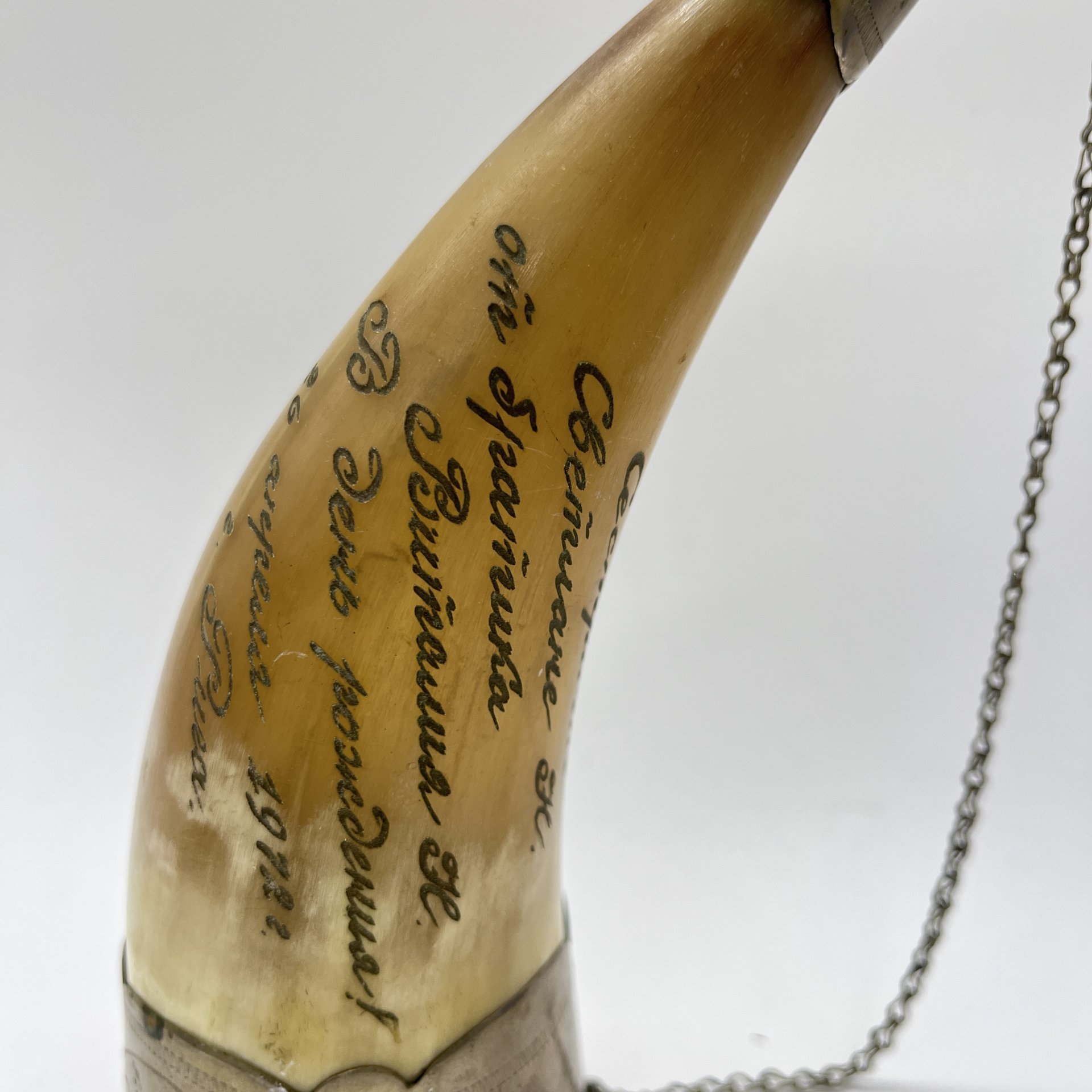 Рог изобилия (кубок для вина) с фигурным навершием и памятной надписью