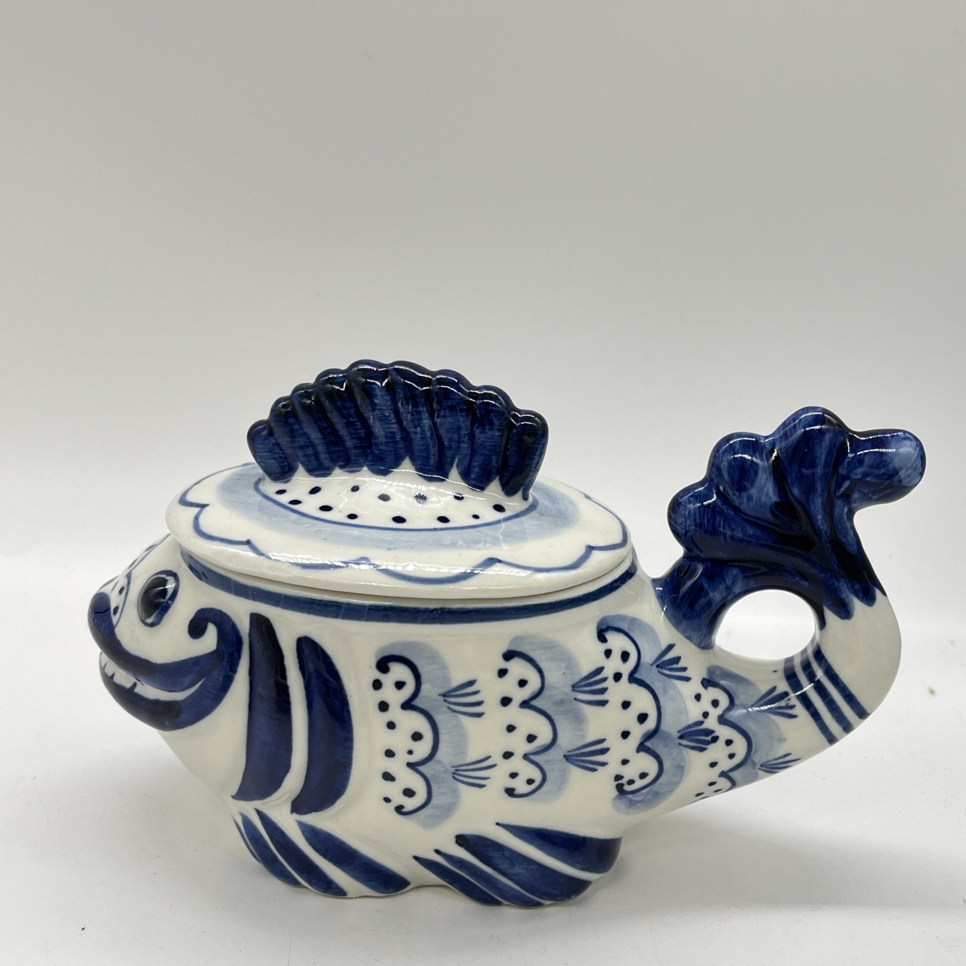 Сахарница "Рыба-кит" с расписным декором, фарфор, роспись, Объединение «Гжель», СССР, 1972-1985 гг.