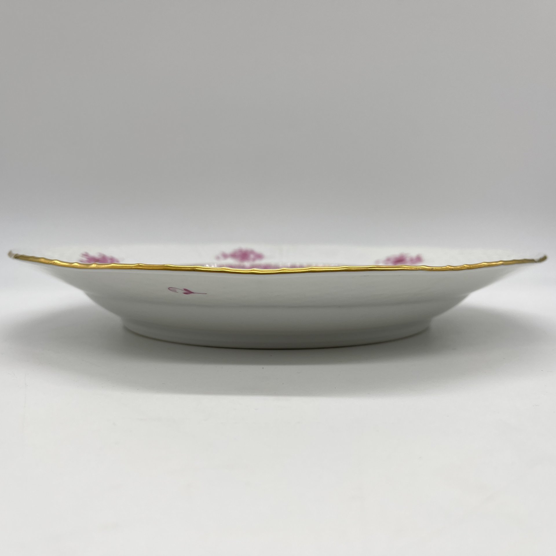 Тарелка с высоким бортом, выполненная в фирменном дизайне "Chinese Bouquet/Apponyi Purpur", Herend (Херенд)