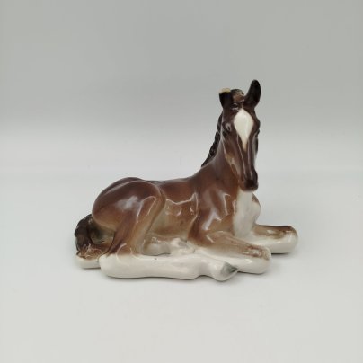Статуэтка "Жеребенок лежащий", скульптор Б.Я. Воробьев, автор росписи В.М. Жбанов, фарфор, аэрография, Ленинградский фарфоровый завод (ЛФЗ), СССР, 1970-1991 гг.
