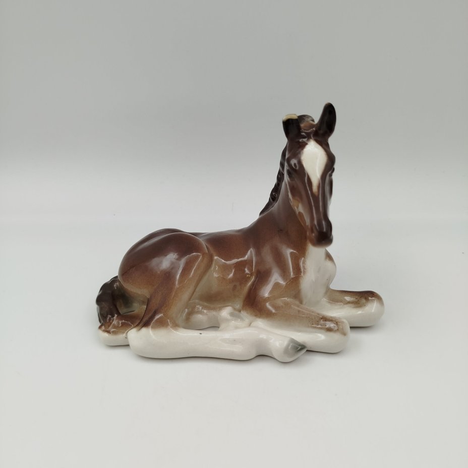 Статуэтка "Жеребенок лежащий", скульптор Б.Я. Воробьев, автор росписи В.М. Жбанов, фарфор, аэрография, Ленинградский фарфоровый завод (ЛФЗ), СССР, 1970-1991 гг.