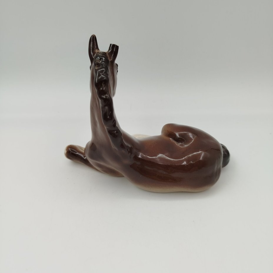 Статуэтка "Жеребенок лежащий", скульптор Б.Я. Воробьев, автор росписи В.М. Жбанов, фарфор, аэрография, Ленинградский фарфоровый завод (ЛФЗ), СССР, 1970-1991 гг.