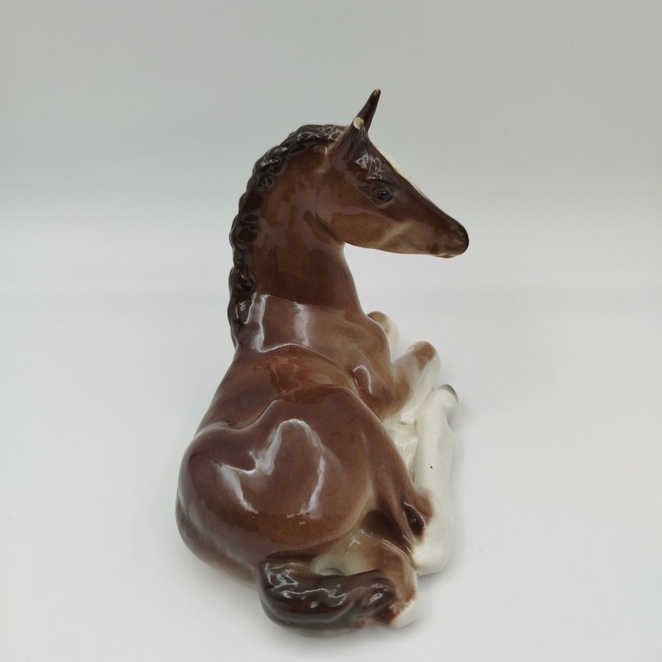 Статуэтка "Жеребенок лежащий", скульптор Б.Я. Воробьев, автор росписи В.М. Жбанов, фарфор, аэрография, Ленинградский фарфоровый завод (ЛФЗ), СССР, 1970-1991 гг.